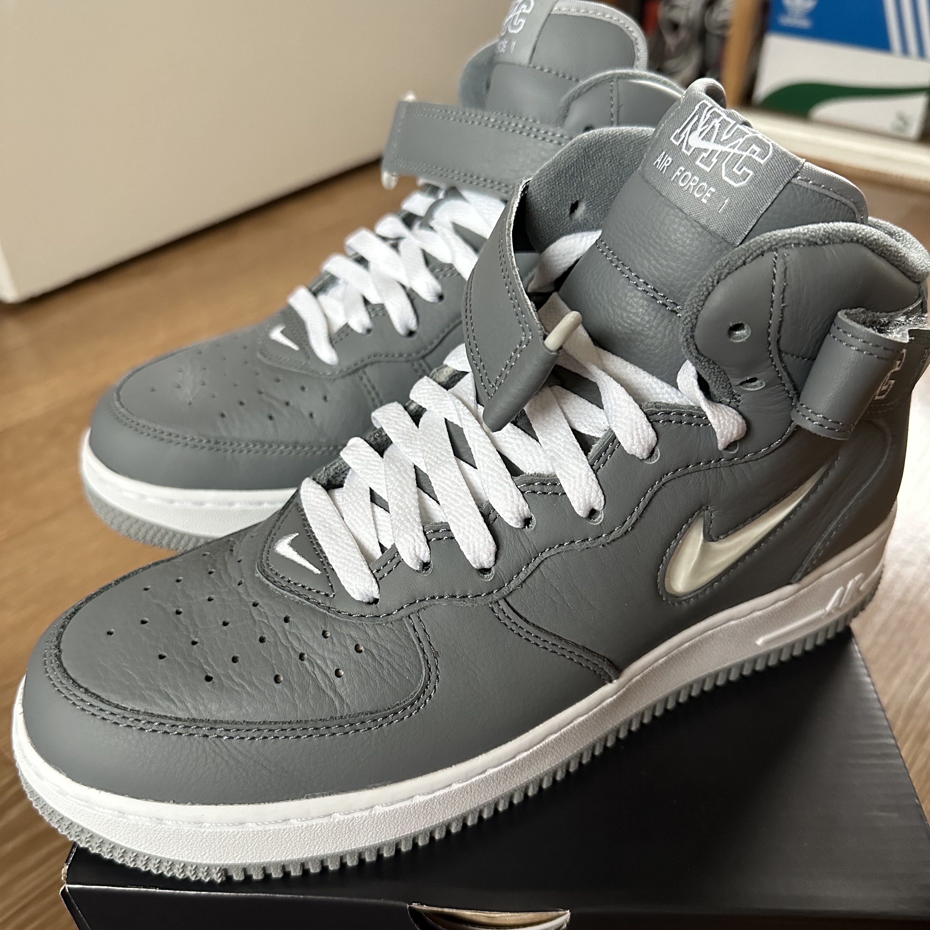 Nike Air Force 1 Mid QS NYC Cool Grey 착용 스타일 - 2