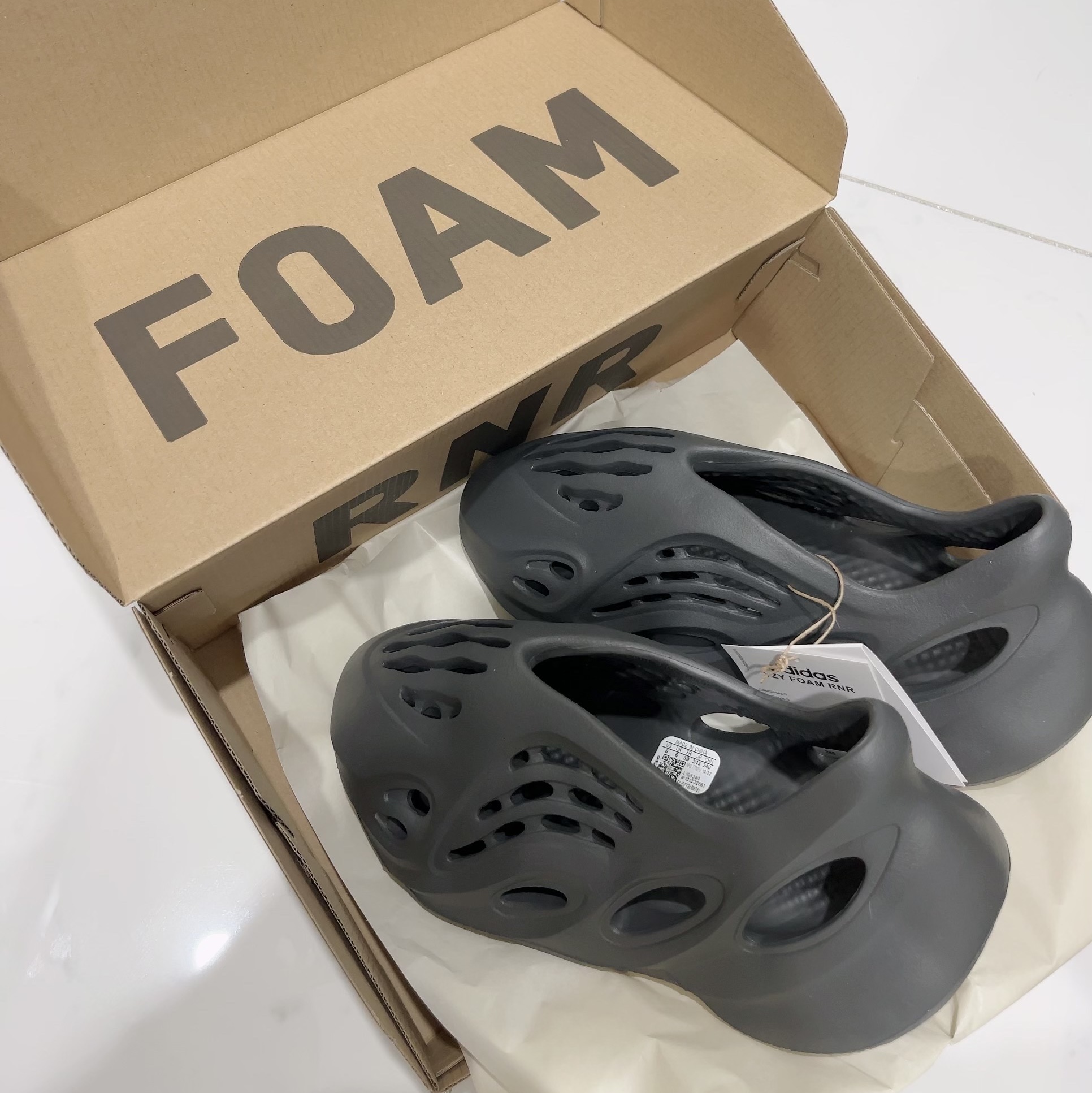 Adidas Yeezy Foam RNNR Carbon 착용 스타일 - 2