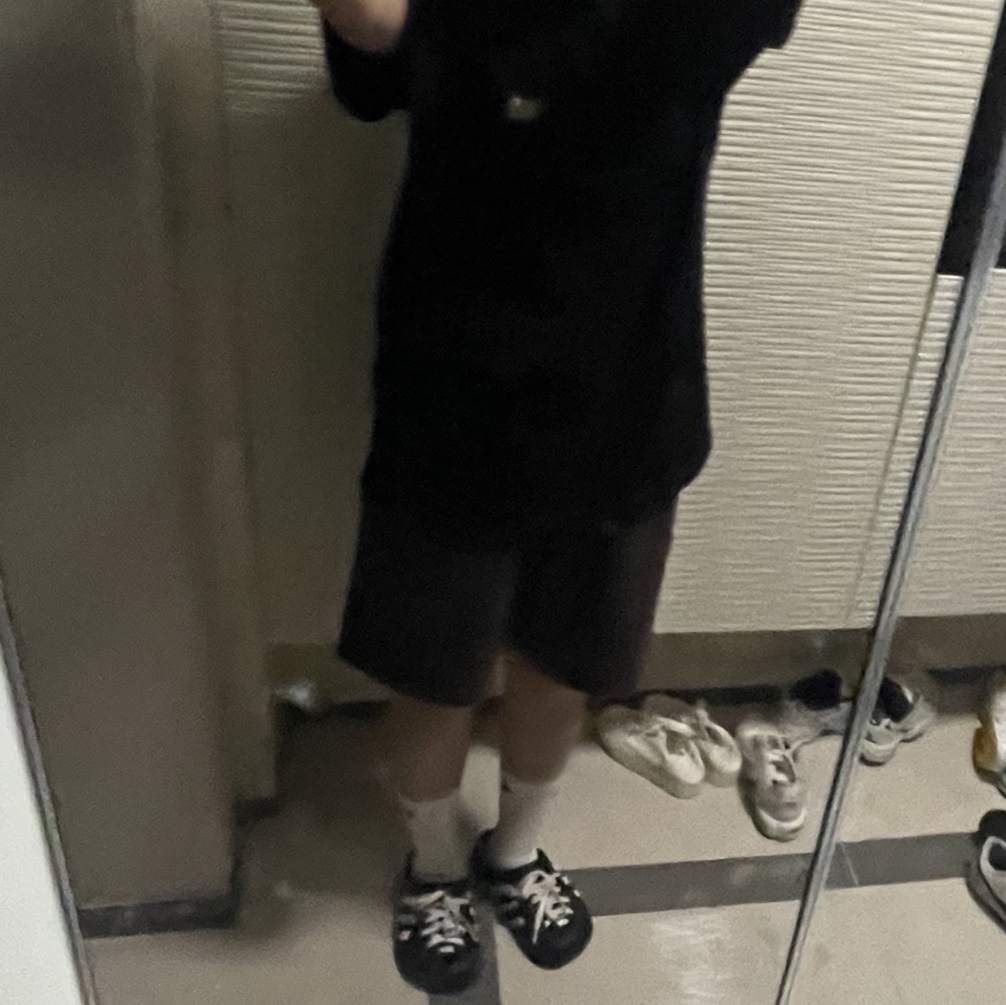 Adidas Adilette Clog Black White 착용 스타일 - 2