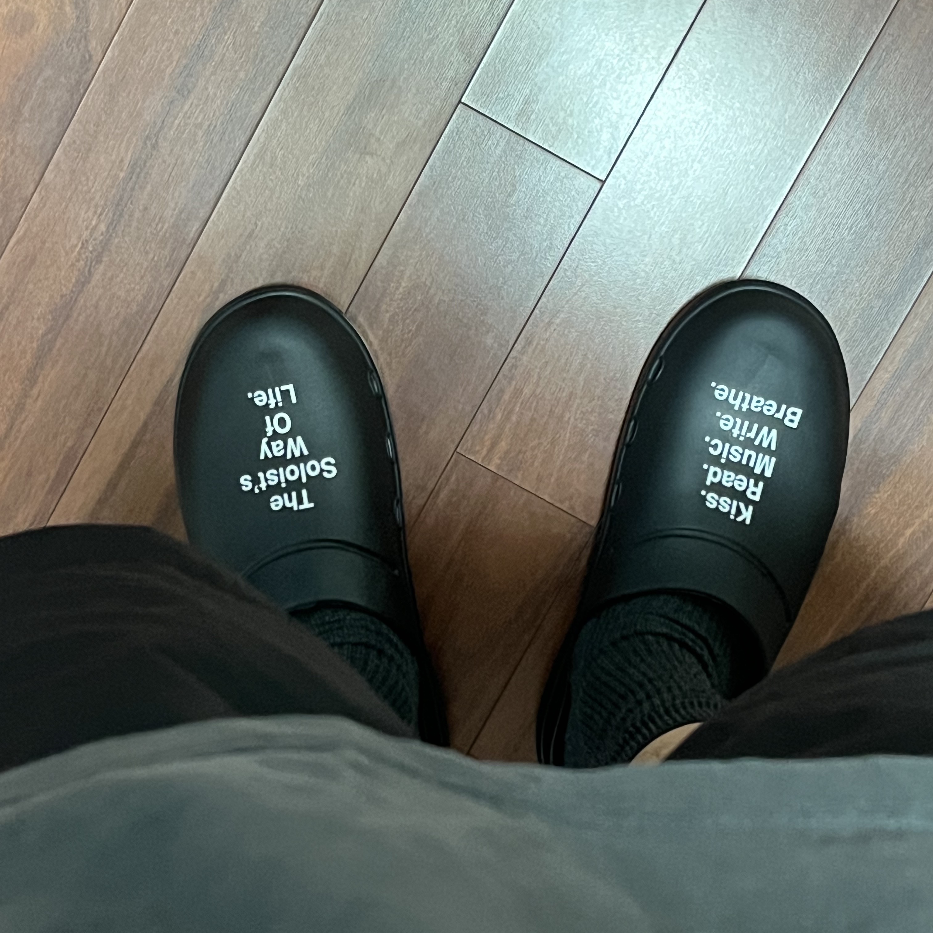 Oofos x Takahiromiyashita The Soloist The Soloist's Way Of Life Clog Black White 착용 스타일