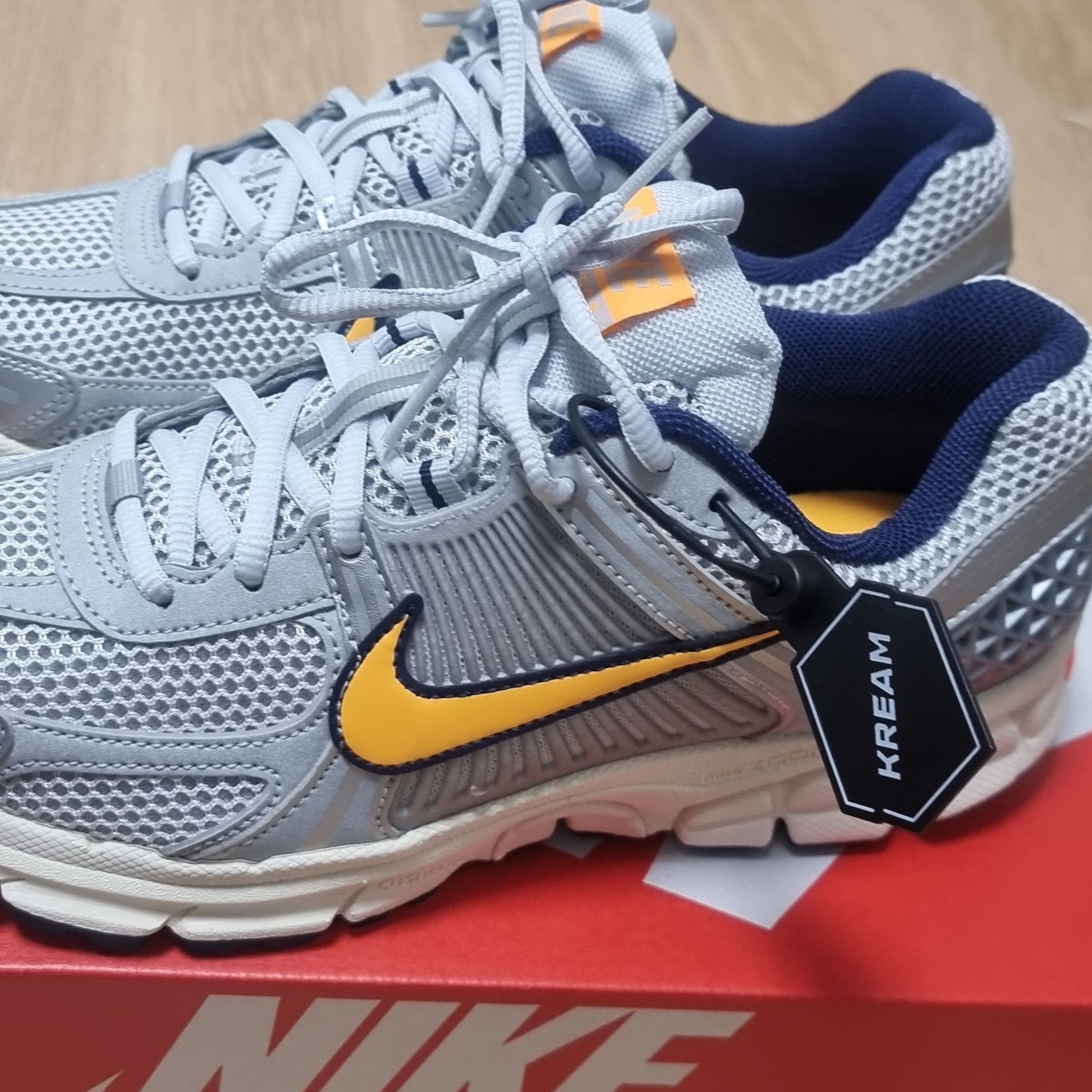 Nike Zoom Vomero 5 Pure Platinum and Laser Orange 착용 스타일 - 1