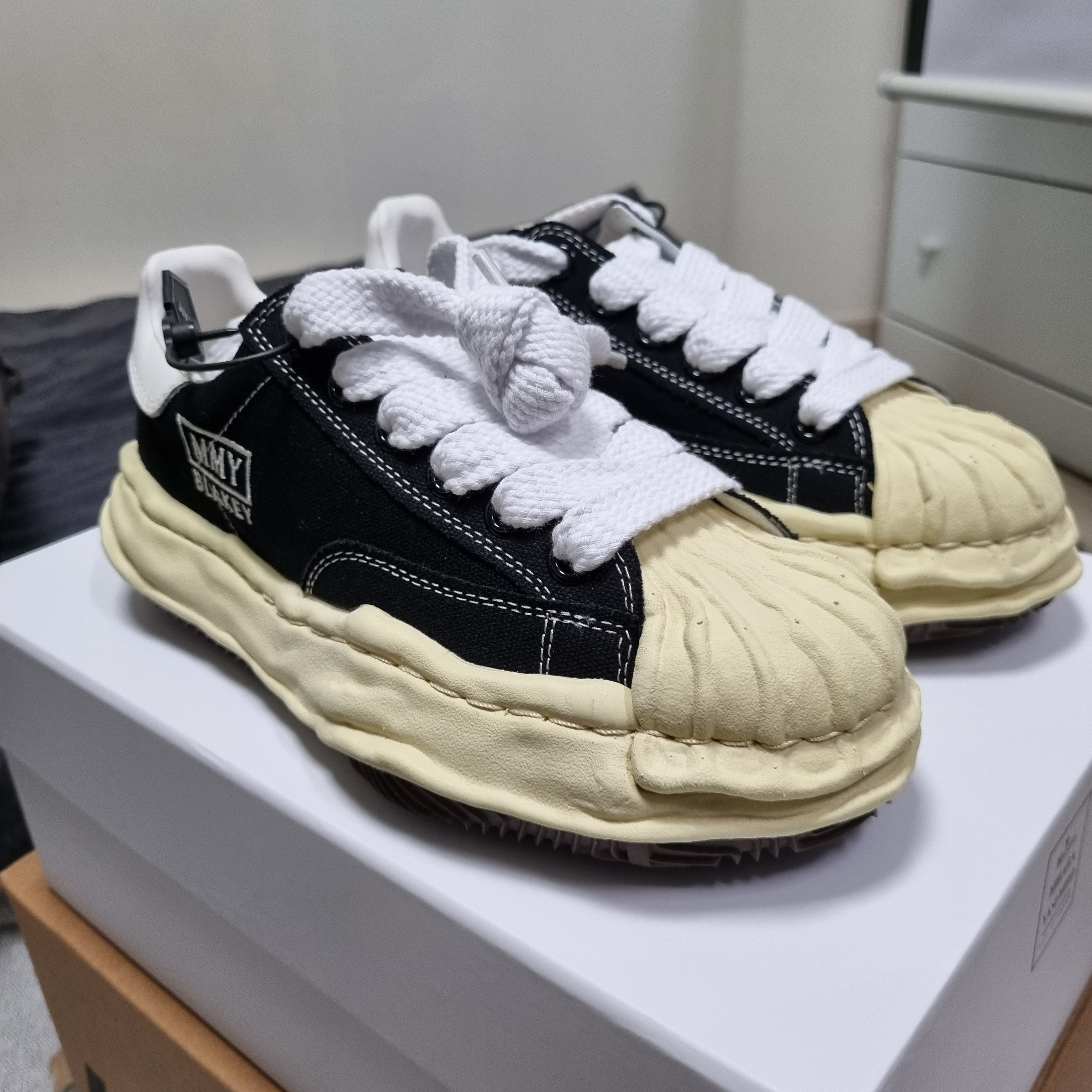Maison Mihara Yasuhiro Blakey VL OG Sole Canvas Low-top Sneakers Black 착용 스타일