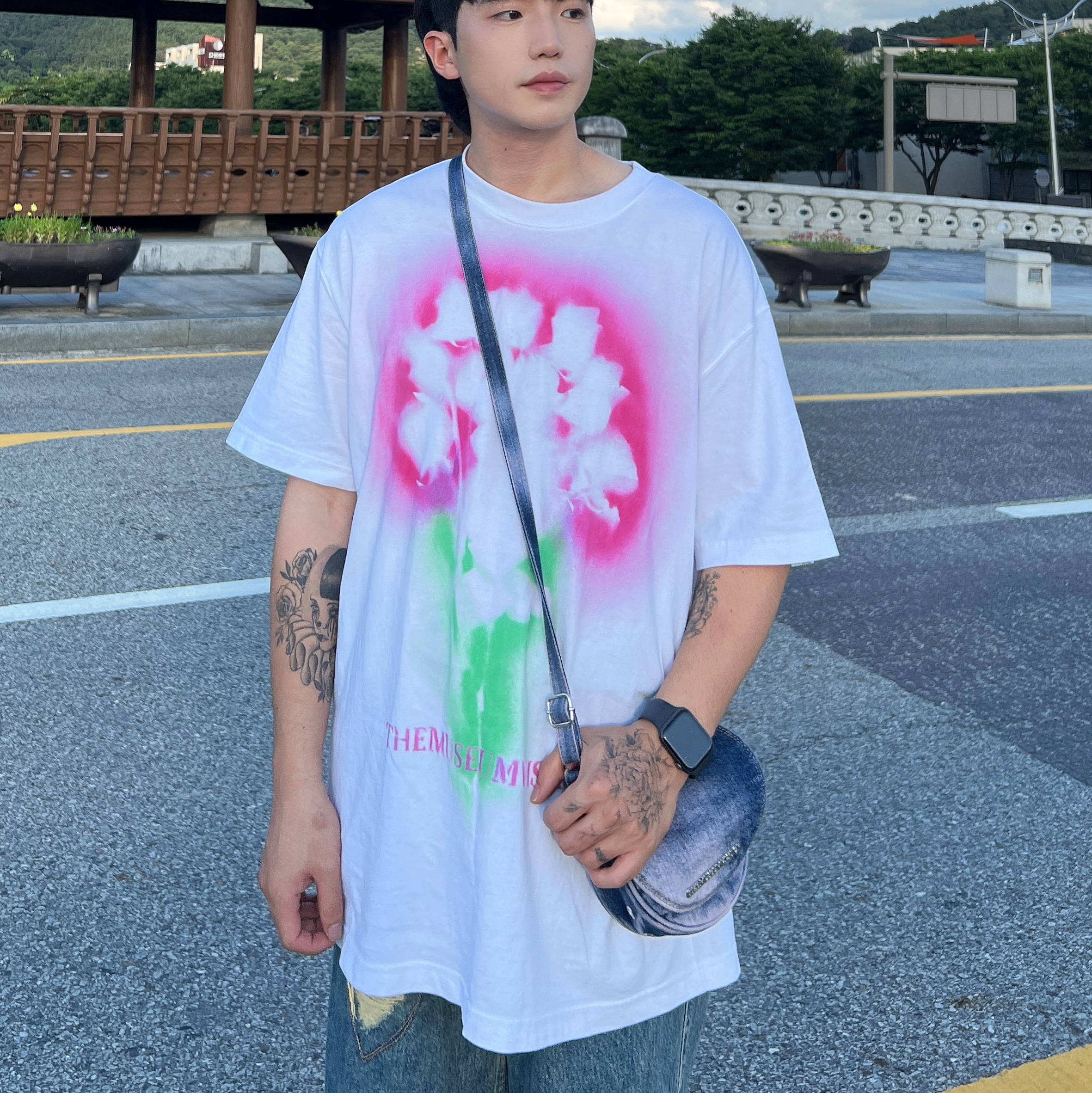 Fila x The Museum Visitor Match OG 1992 Pink, The Museum Visitor Rose Spray Printed T-Shirts White 착용 스타일 - 3