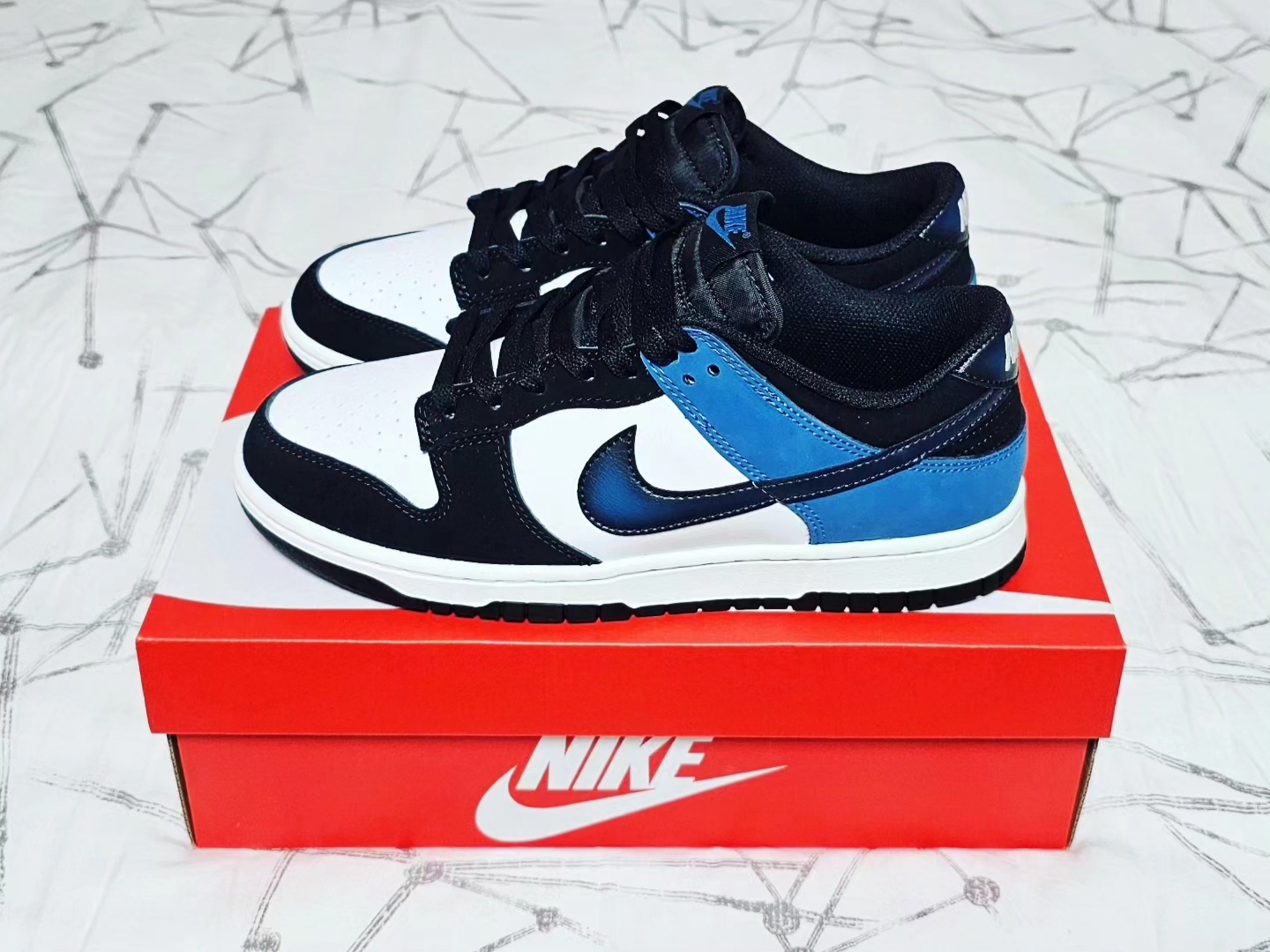 Nike Dunk Low Retro Summit White Industrial Blue 착용 스타일 - 2