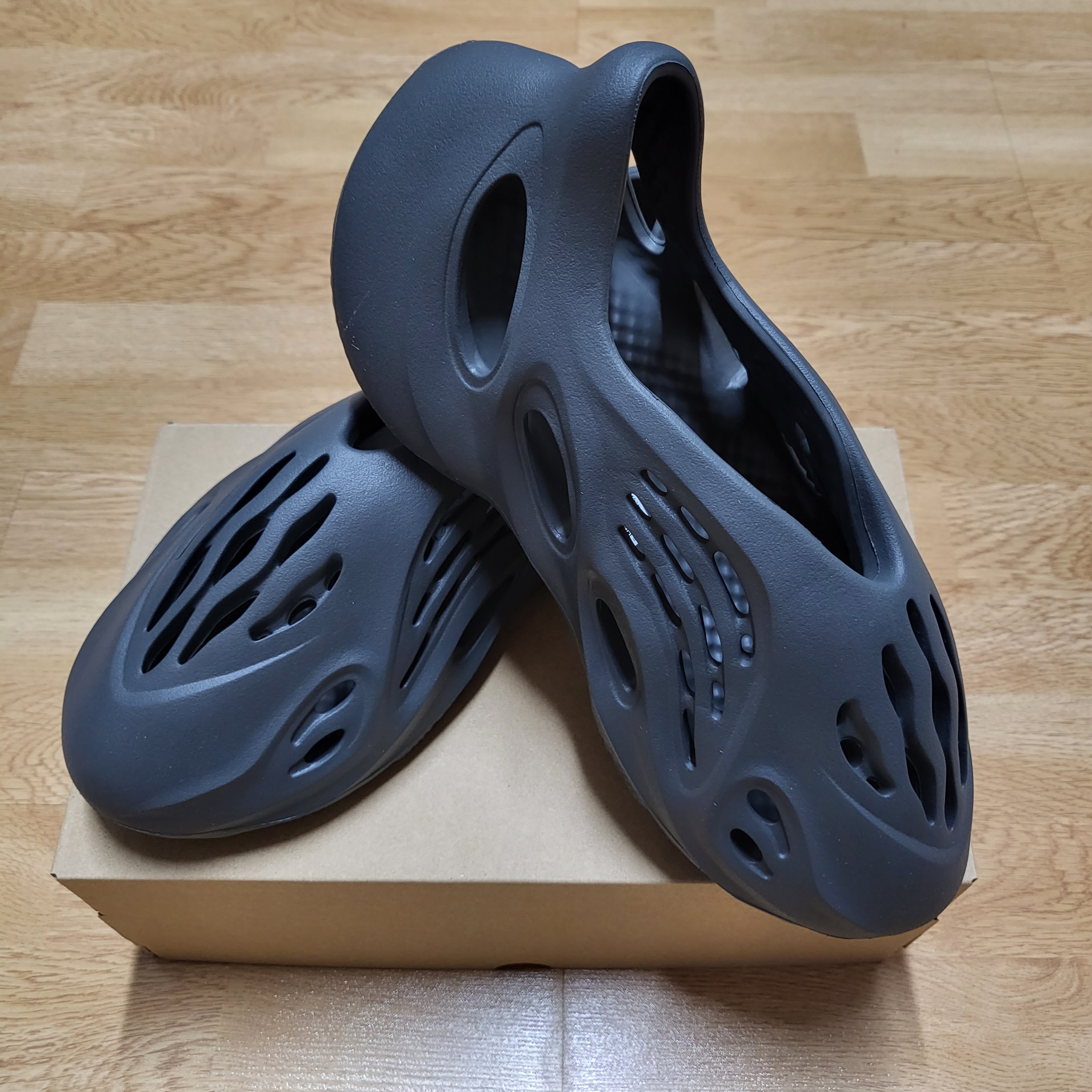 Adidas Yeezy Foam RNNR Carbon 착용 스타일 - 1