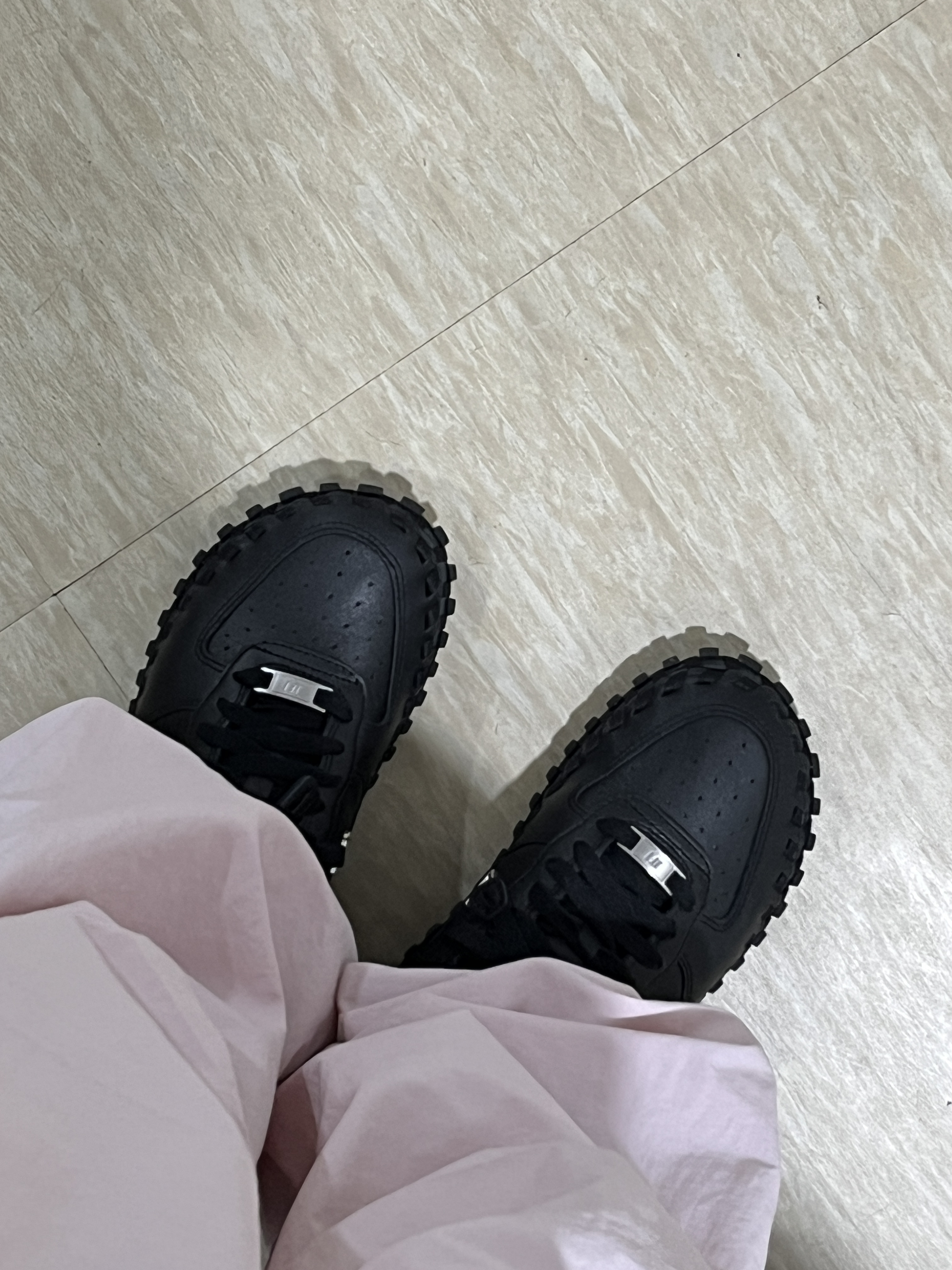Nike x Jacquemus J Force 1 Low LX SP Black 착용 스타일 - 2