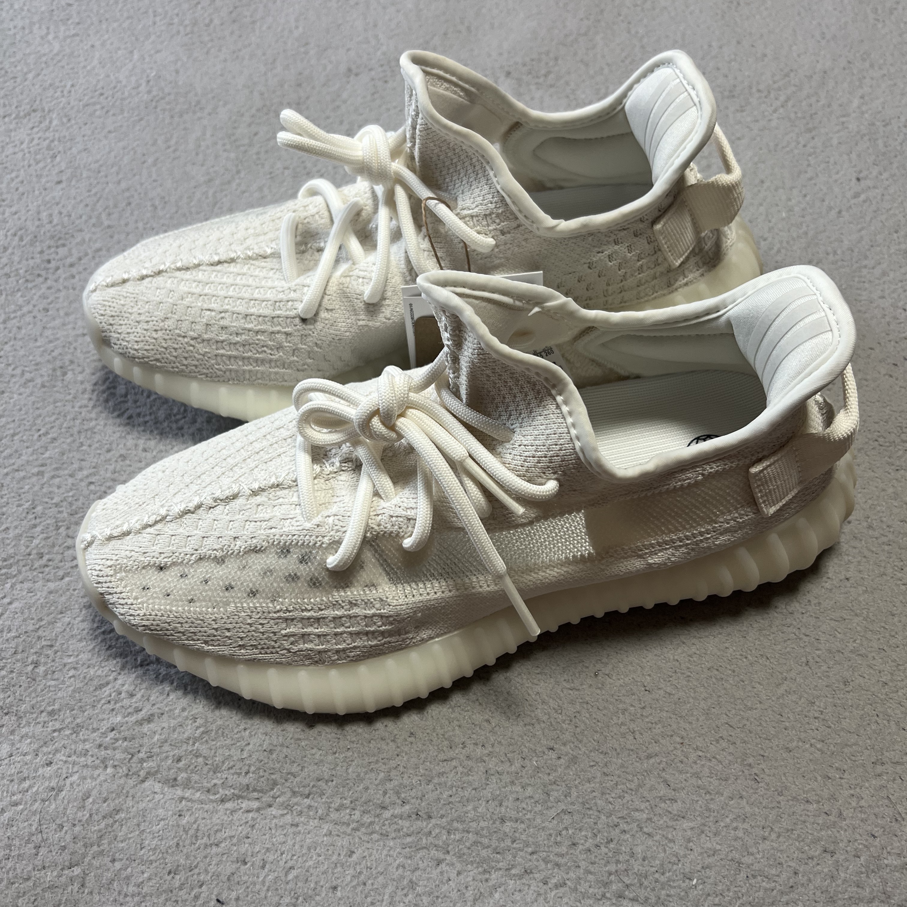 Adidas Yeezy Boost 350 V2 Bone 착용 스타일