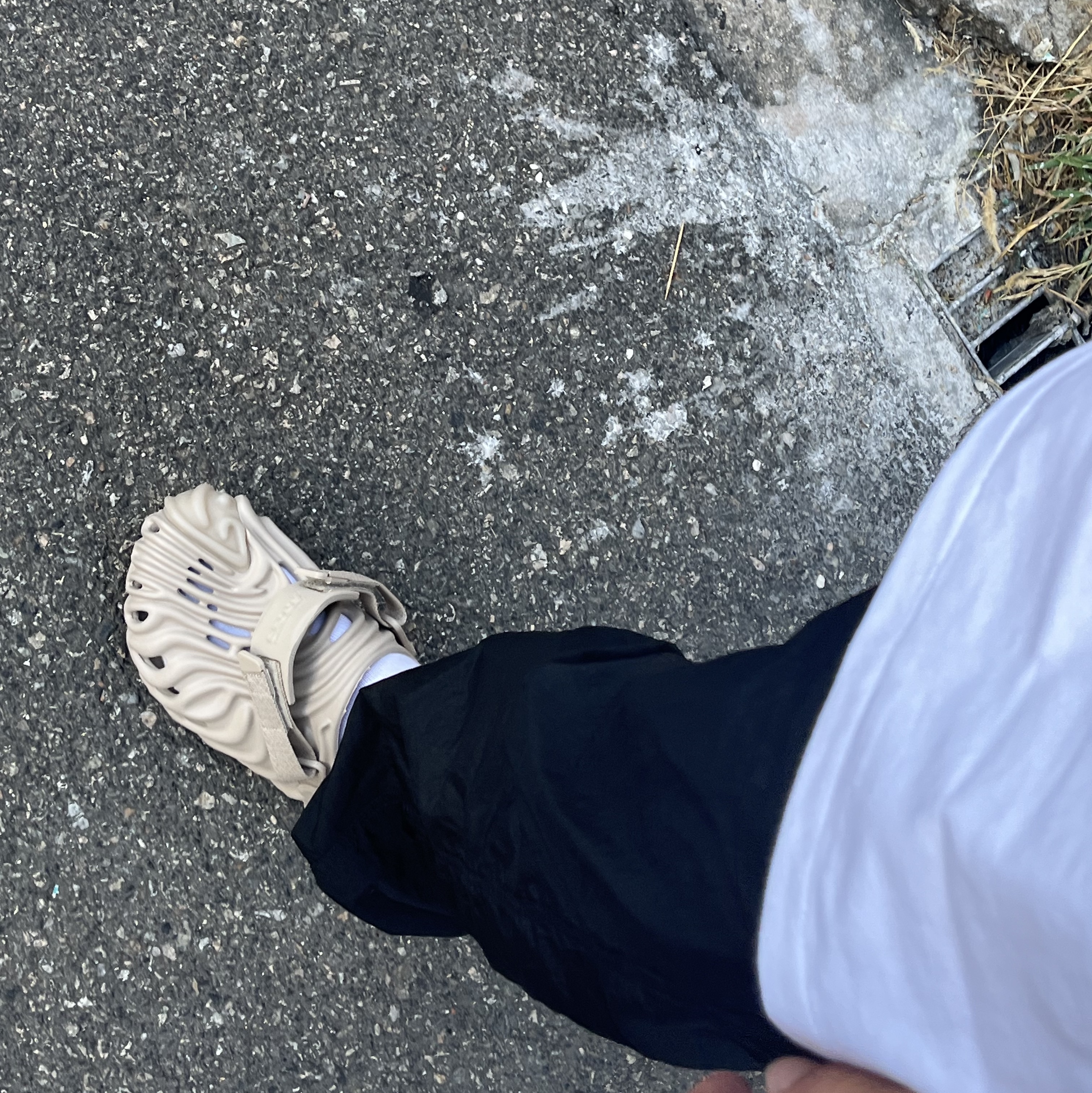 Crocs x Salehe Bembury Pollex Clog Horchata 착용 스타일