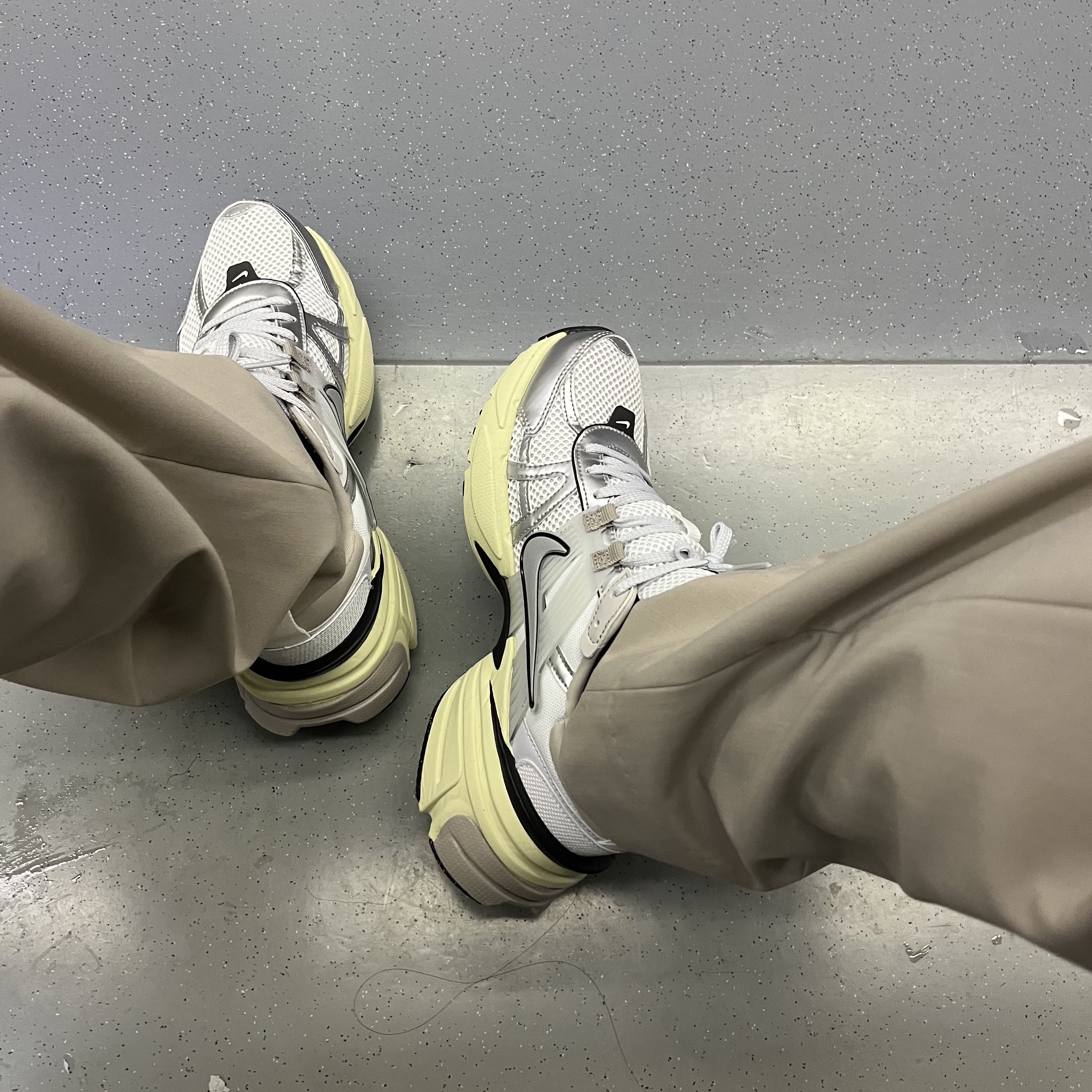 Nike V2K Run Summit White Metallic Silver 착용 스타일
