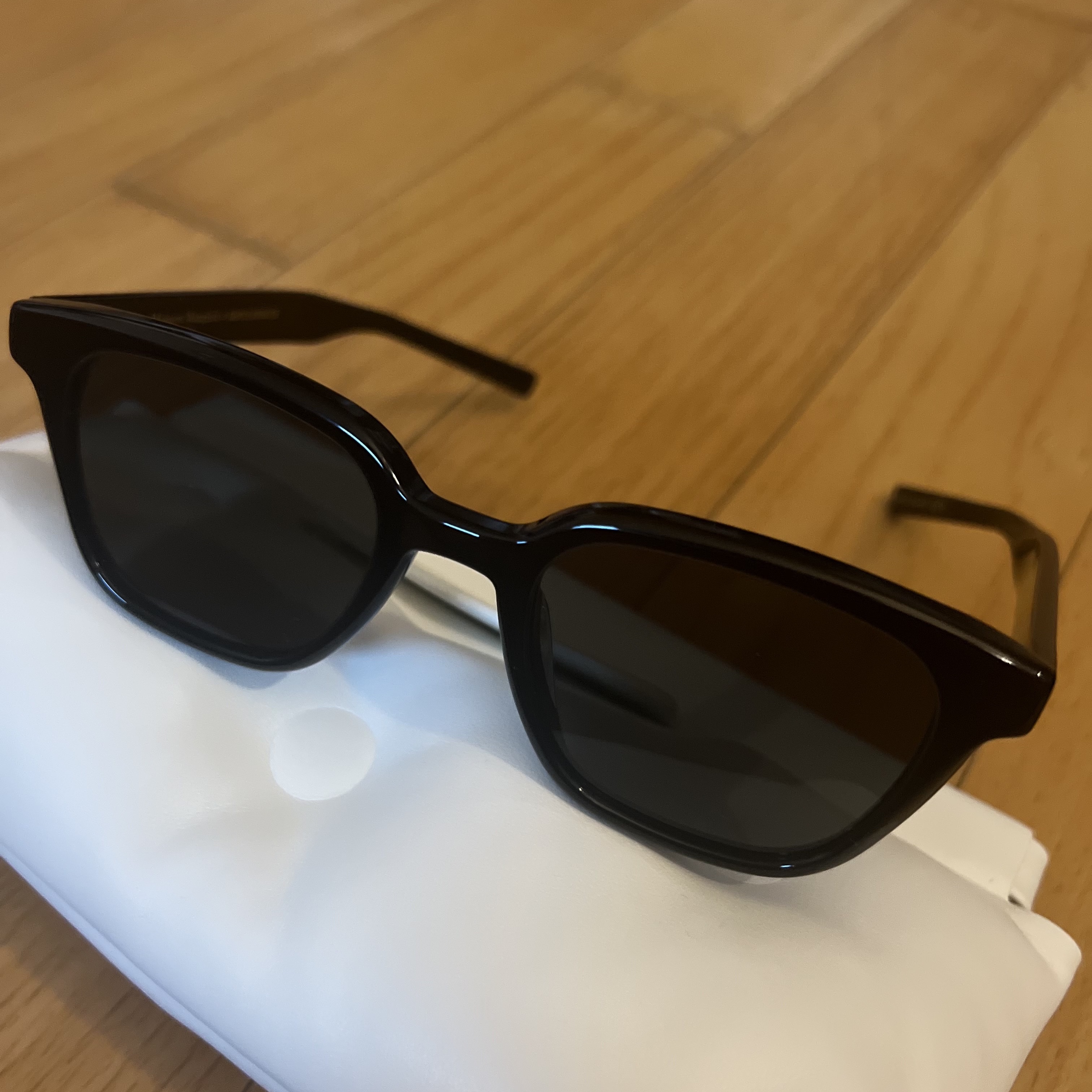 Gentle Monster x Maison Margiela MM007 Black Black 착용 스타일 - 2