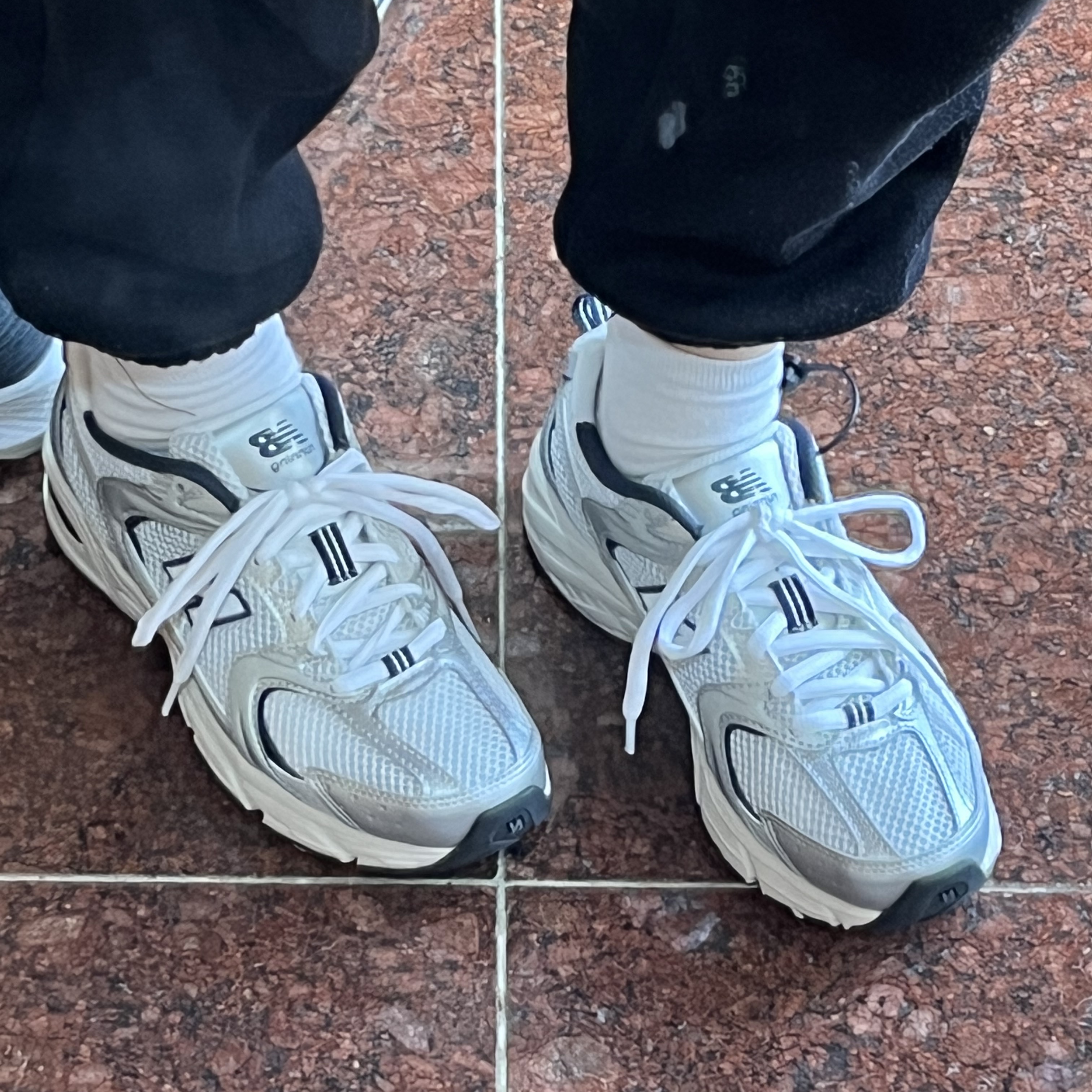New Balance 530 Steel Grey 착용 스타일 - 1