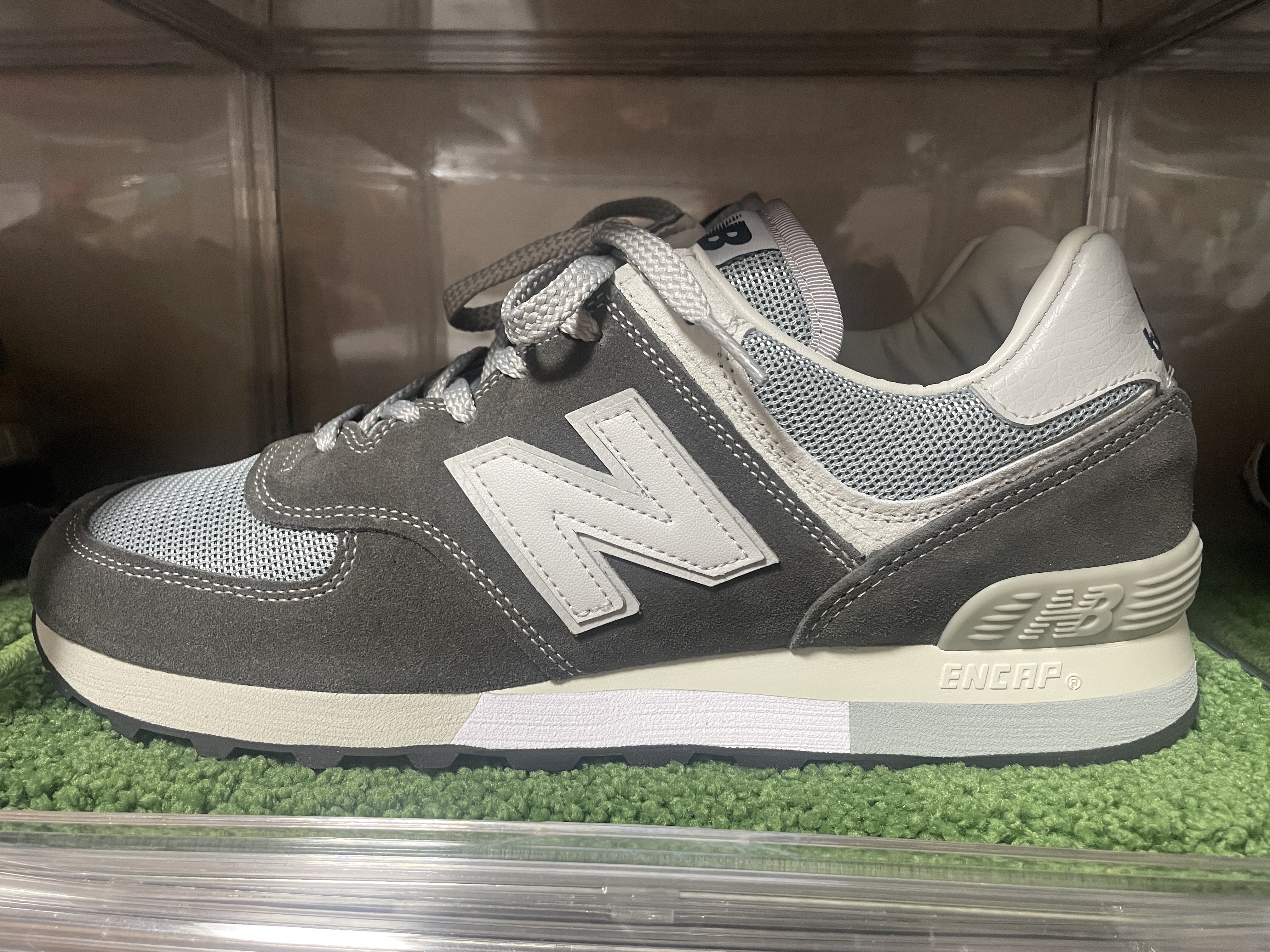 New Balance 576 Made in UK Grey, New Balance 574 Legacy Navy 착용 스타일 - 1