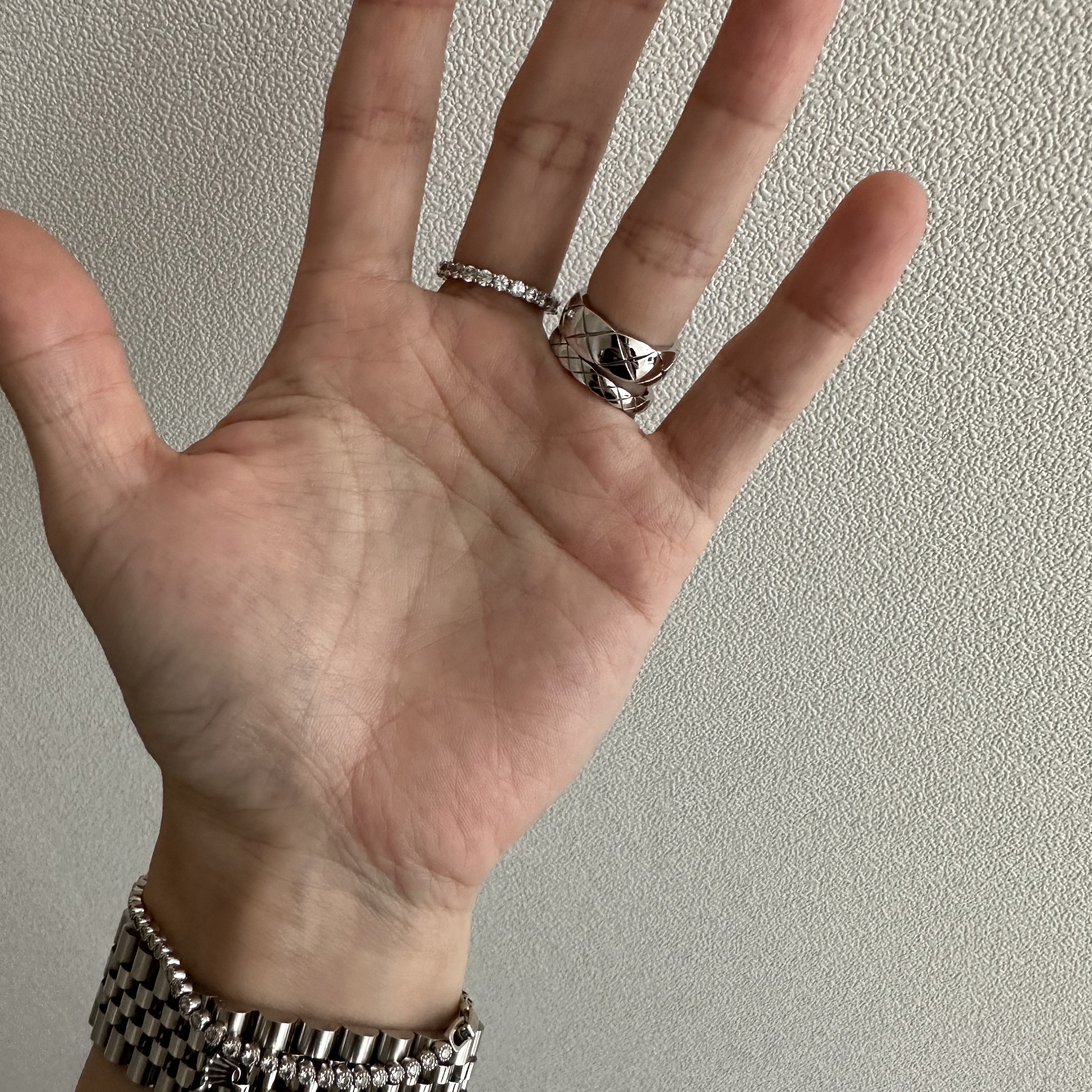 Chanel Coco Crush Ring Quilted Motif Small & 18K White Gold 착용 스타일 - 1