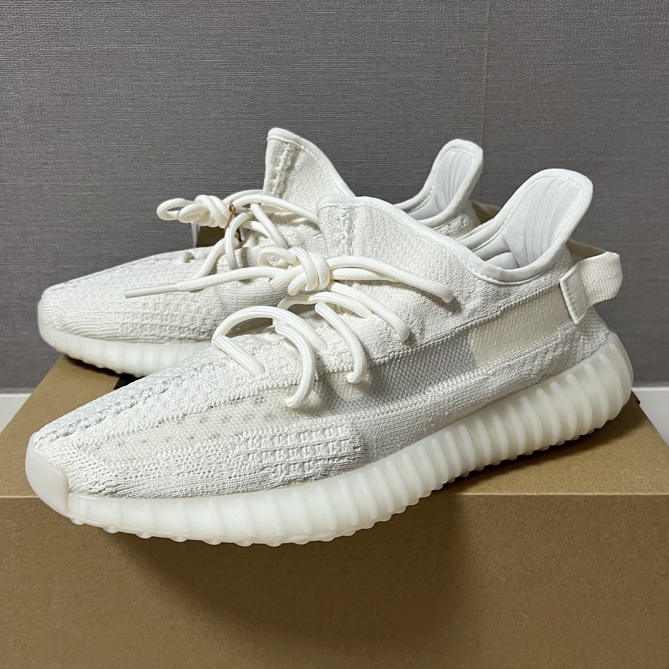 Adidas Yeezy Boost 350 V2 Bone 착용 스타일