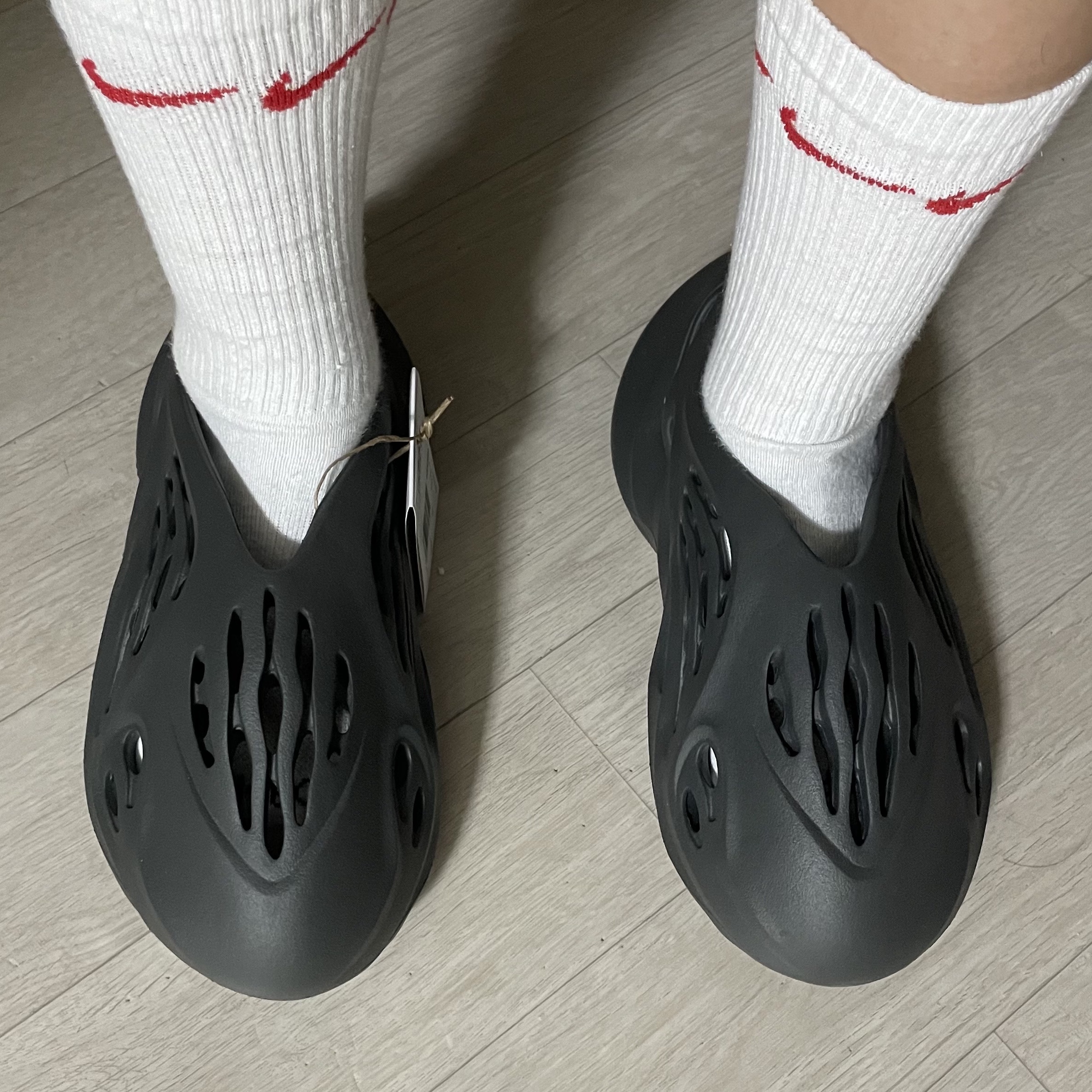 Adidas Yeezy Foam RNNR Carbon 착용 스타일