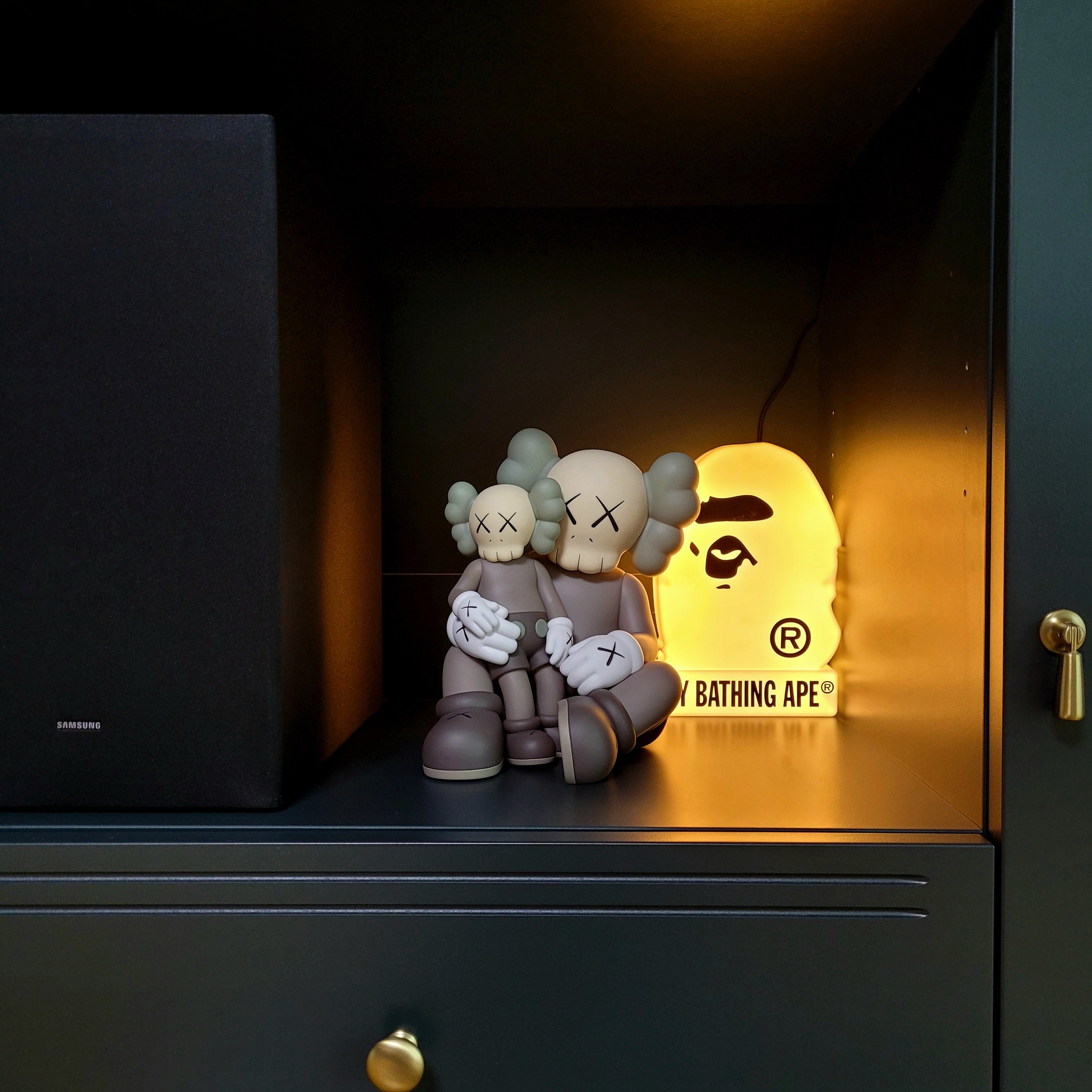 Kaws Holiday Changbai Mountain Vinyl Figure Brown 착용 스타일