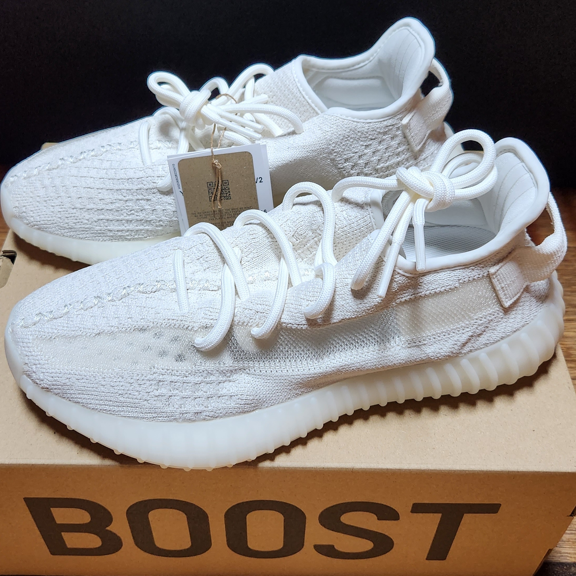 Adidas Yeezy Boost 350 V2 Bone 착용 스타일 - 3