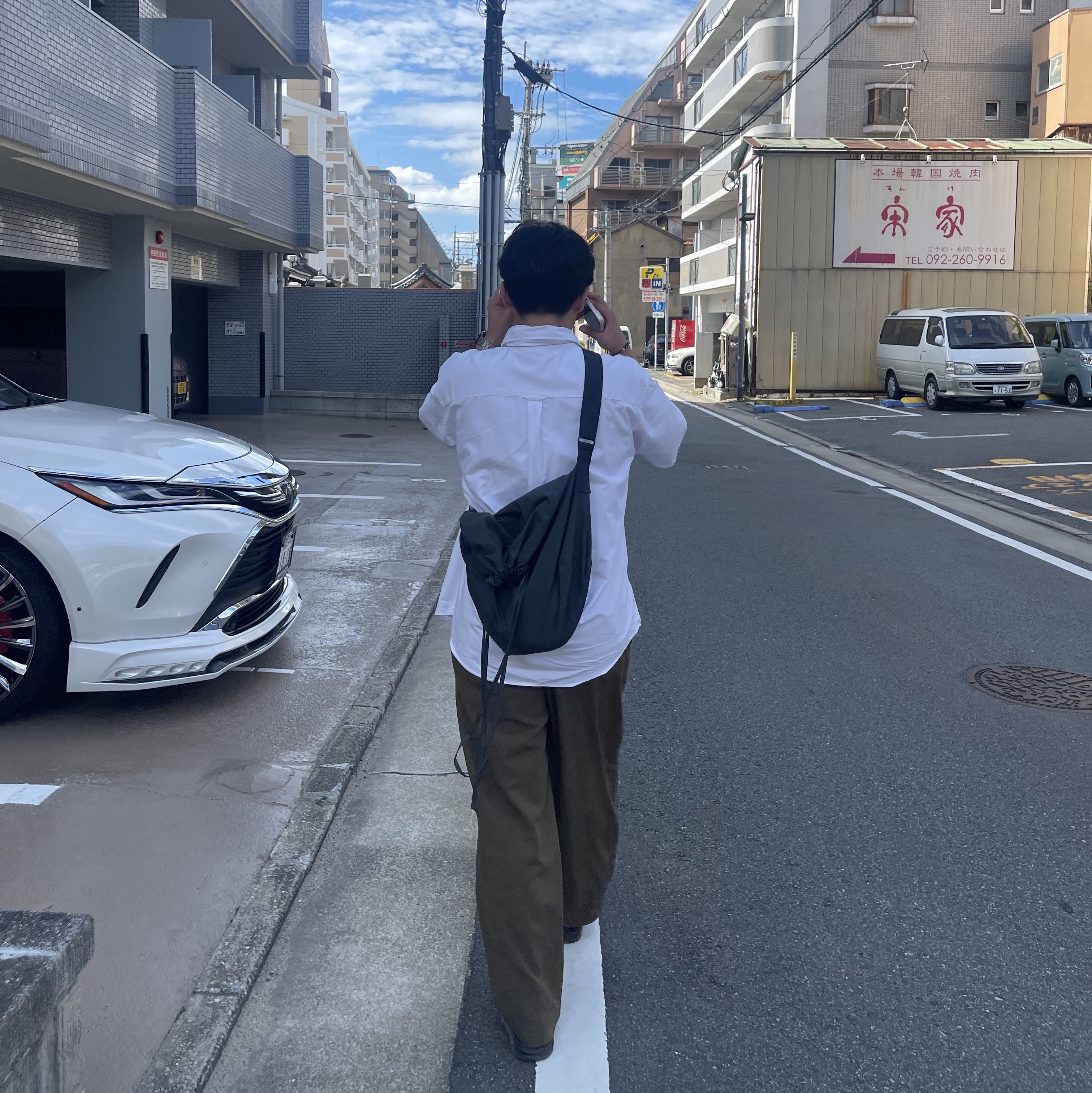 Uniqlo U Drawstring Shoulder Bag Dark Grey, Converse x Play Comme des Garcons Chuck 70 Ox Black 착용 스타일 - 3