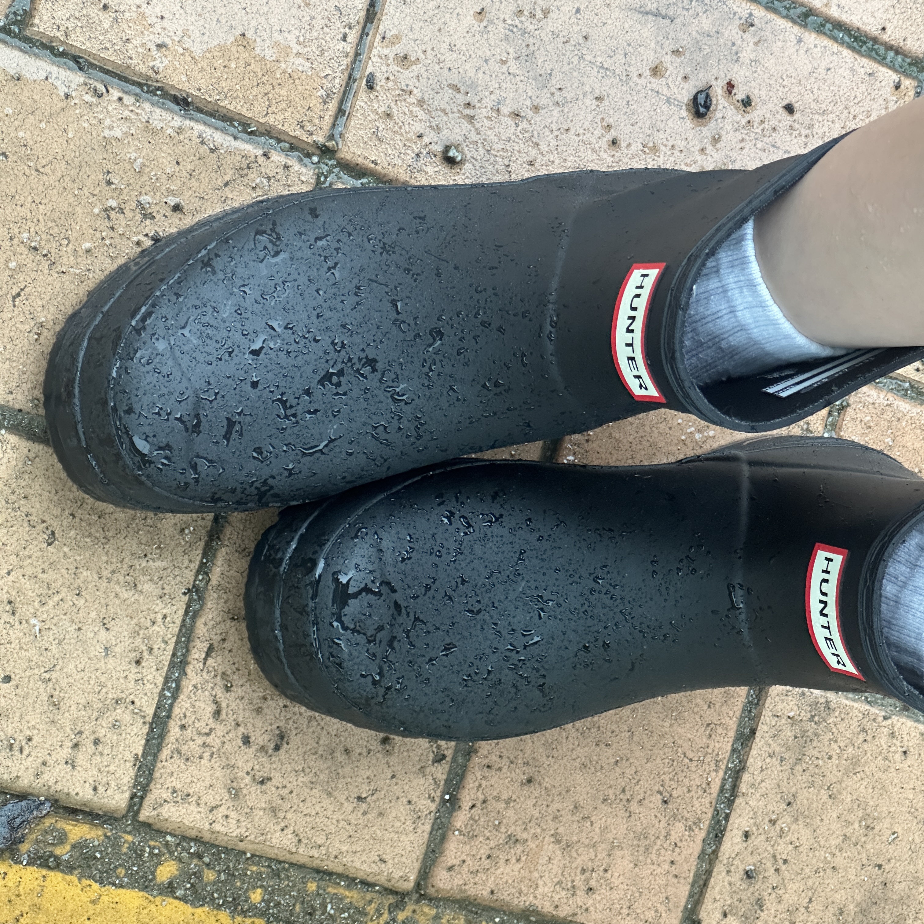 (W) Hunter Play Short Rain Boots Black 착용 스타일 - 2