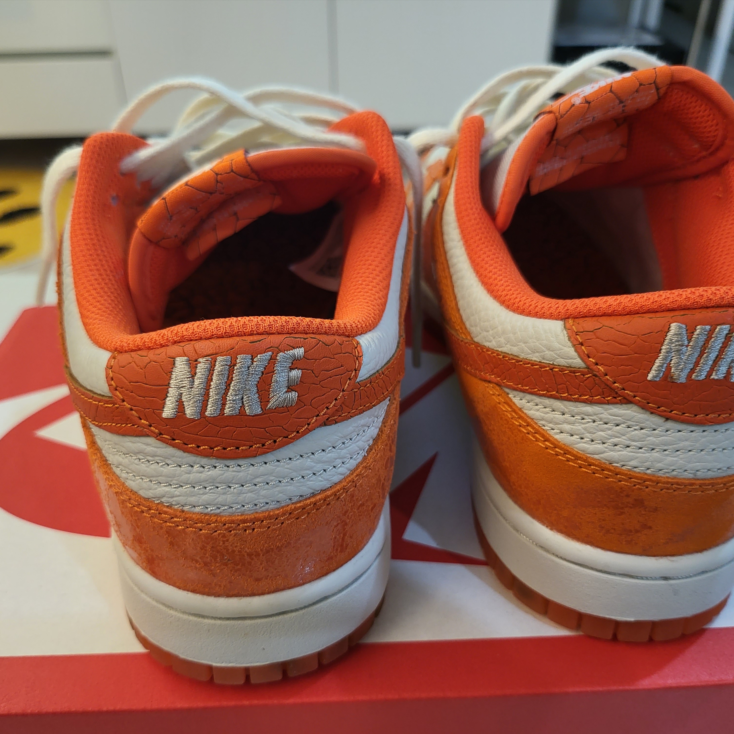 (W) Nike Dunk Low Total Orange 착용 스타일 - 5