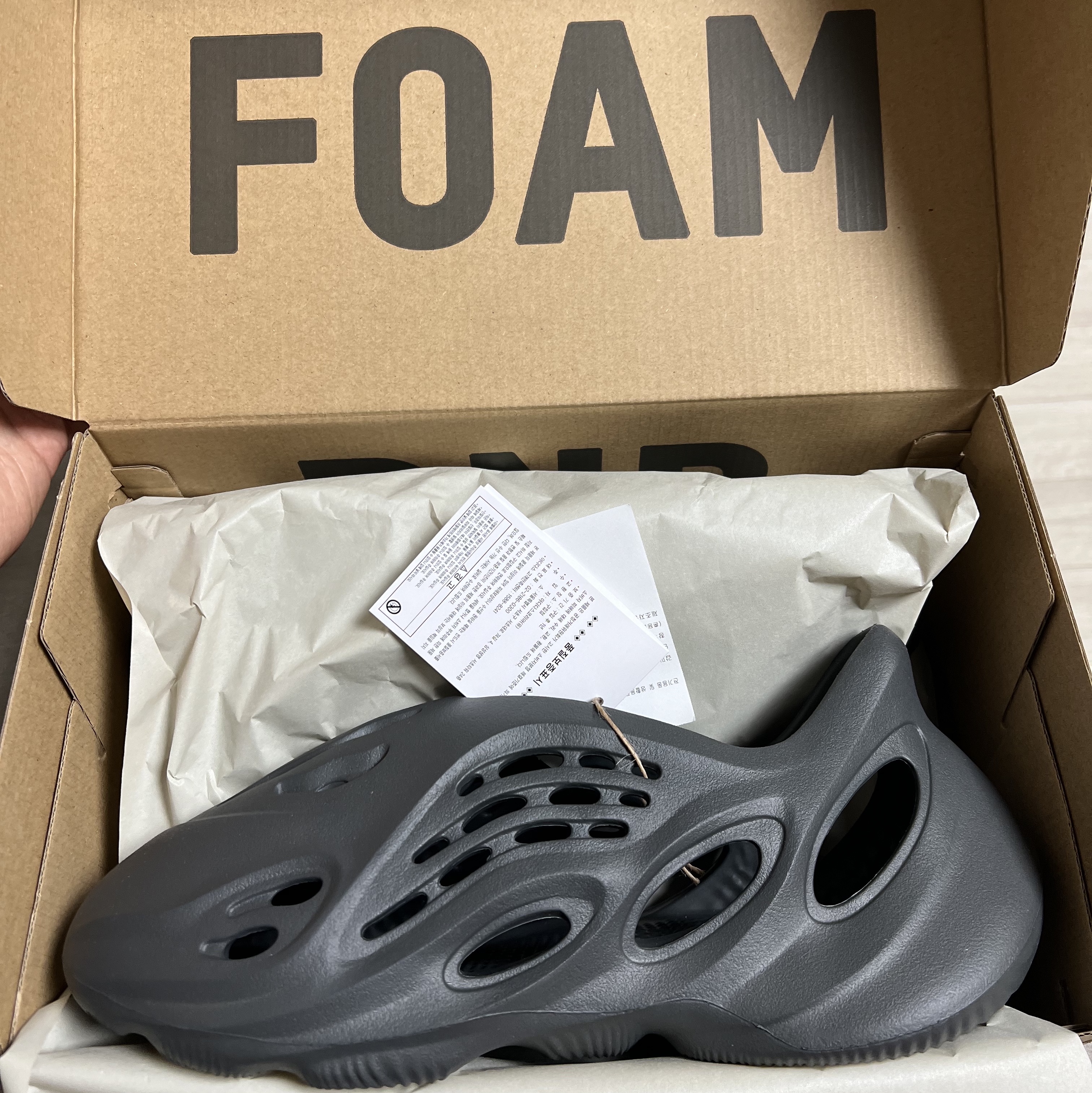 Adidas Yeezy Foam RNNR Carbon 착용 스타일