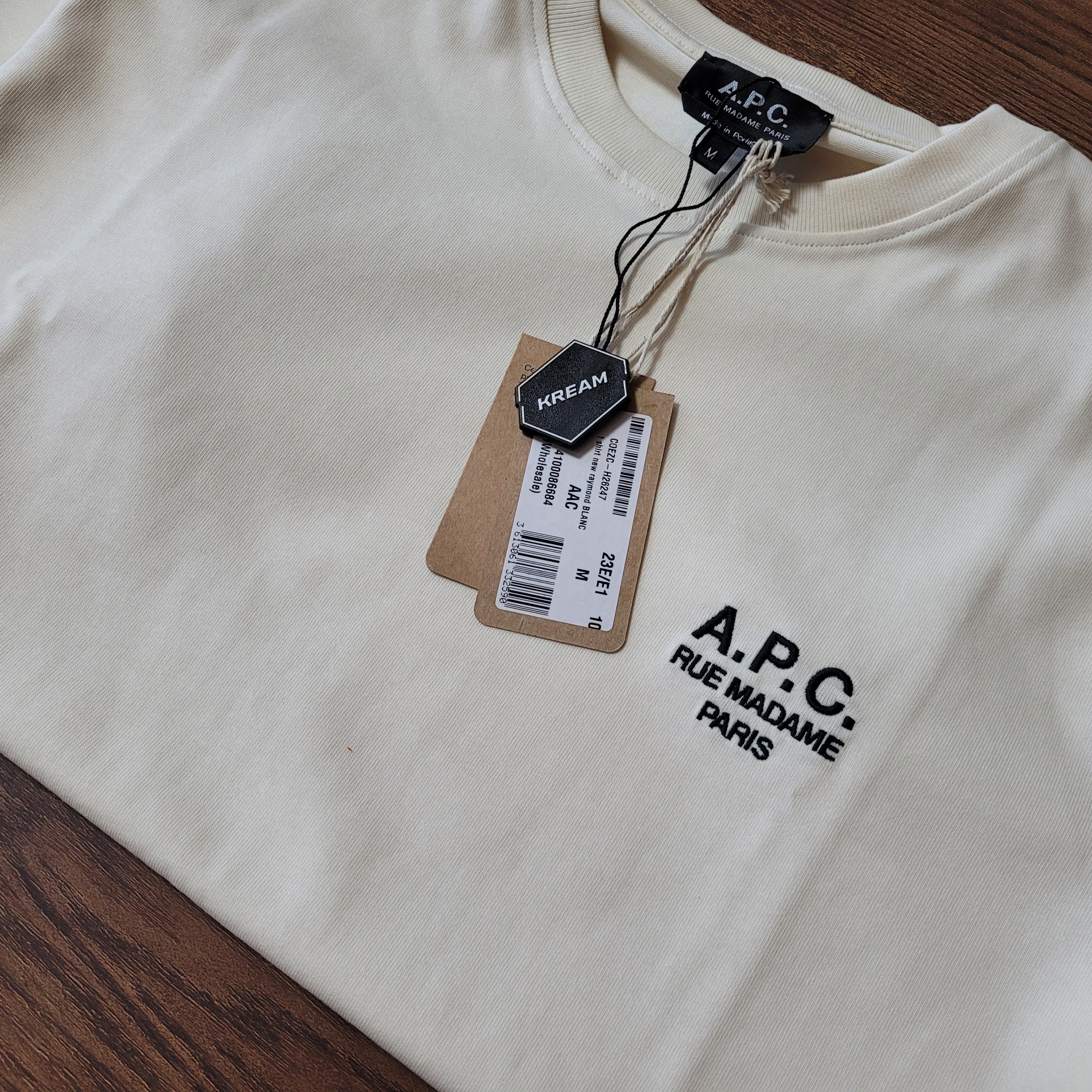 A.P.C. New Raymond T-shirt Blanc 착용 스타일 - 1