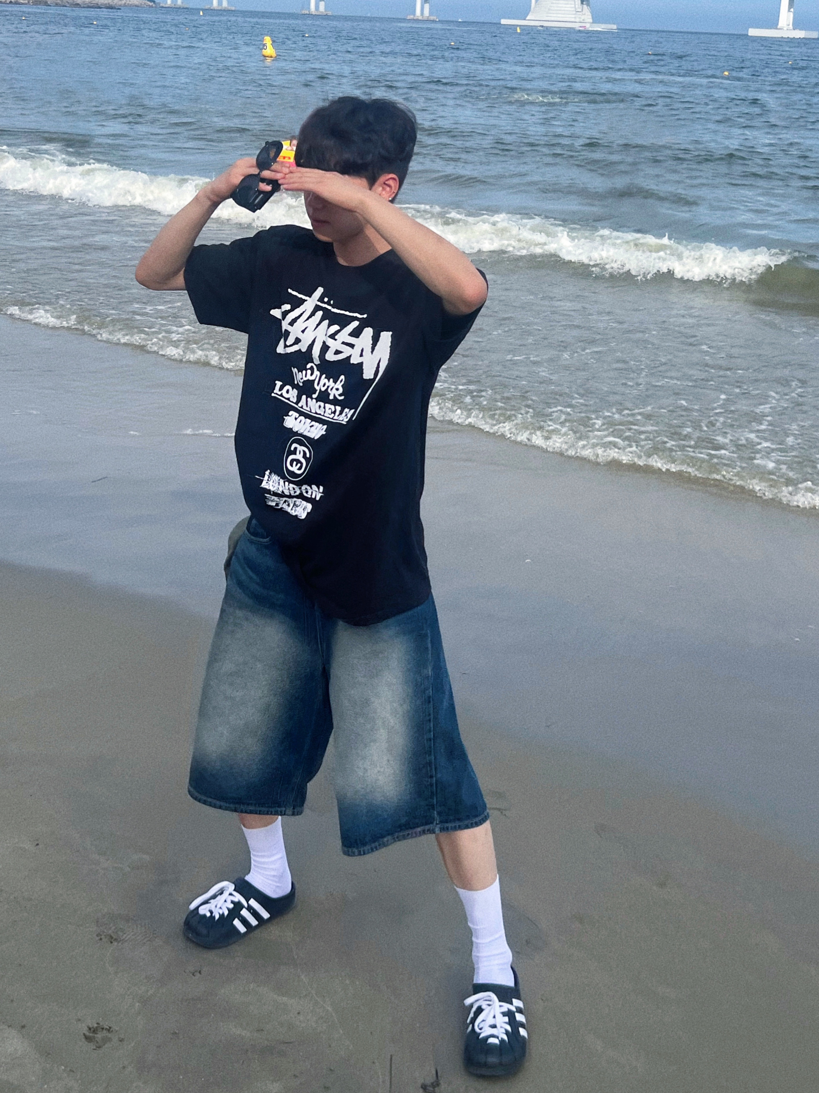 Stussy Tour T-Shirt Black, Adidas Adilette Clog Black White 착용 스타일 - 1
