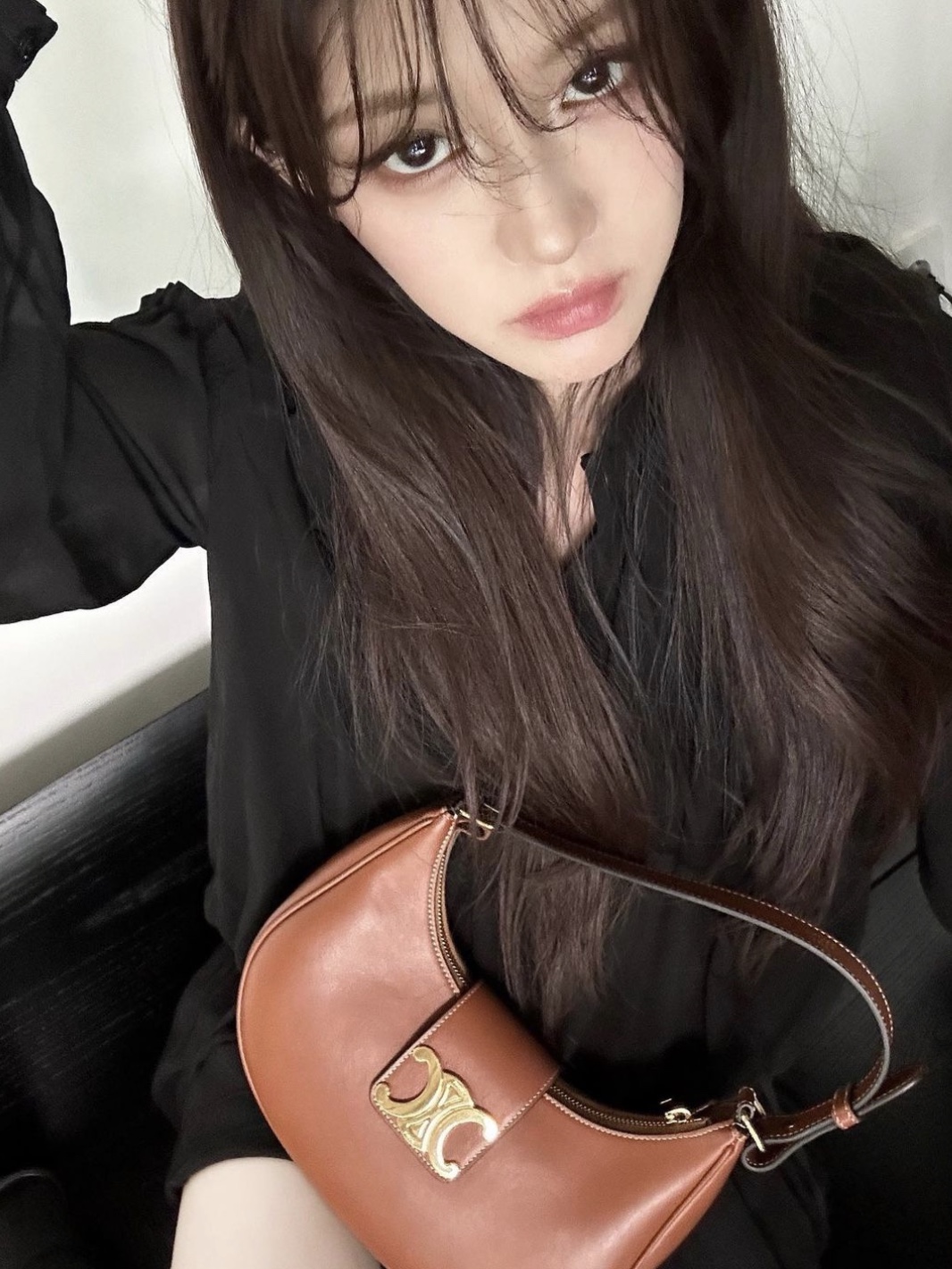 Celine Medium Ava Triomphe Bag in Smooth Calfskin Tan 착용 스타일 - 1