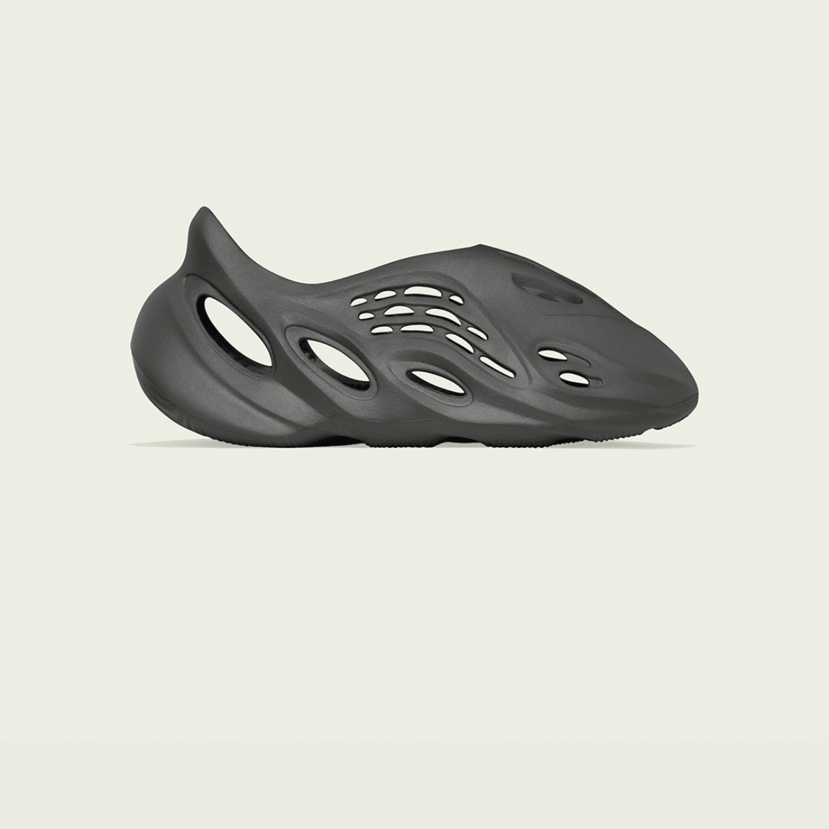 Adidas Yeezy Foam RNNR Carbon 착용 스타일 - 2