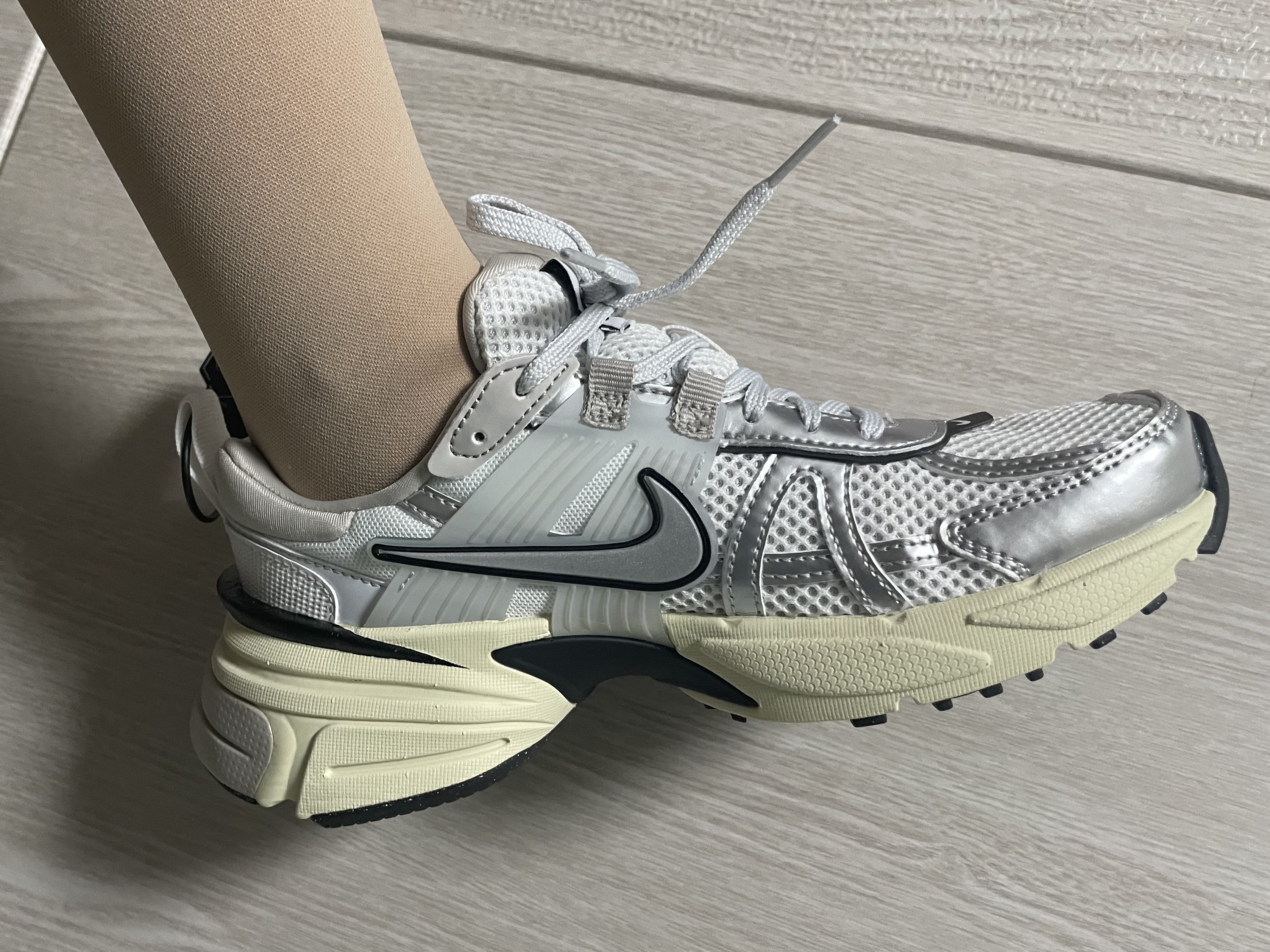 Nike V2K Run Summit White Metallic Silver 착용 스타일 - 2