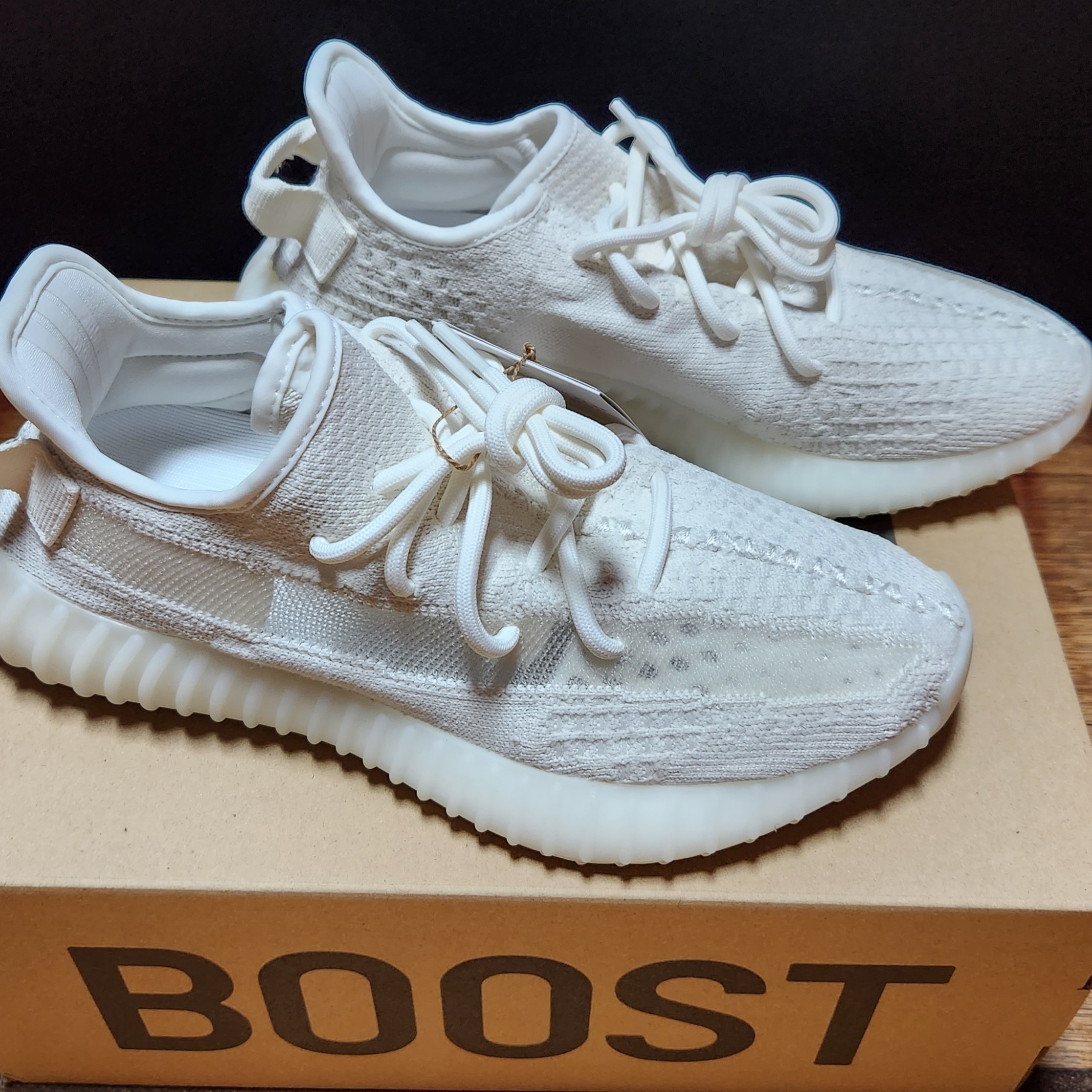 Adidas Yeezy Boost 350 V2 Bone 착용 스타일 - 2