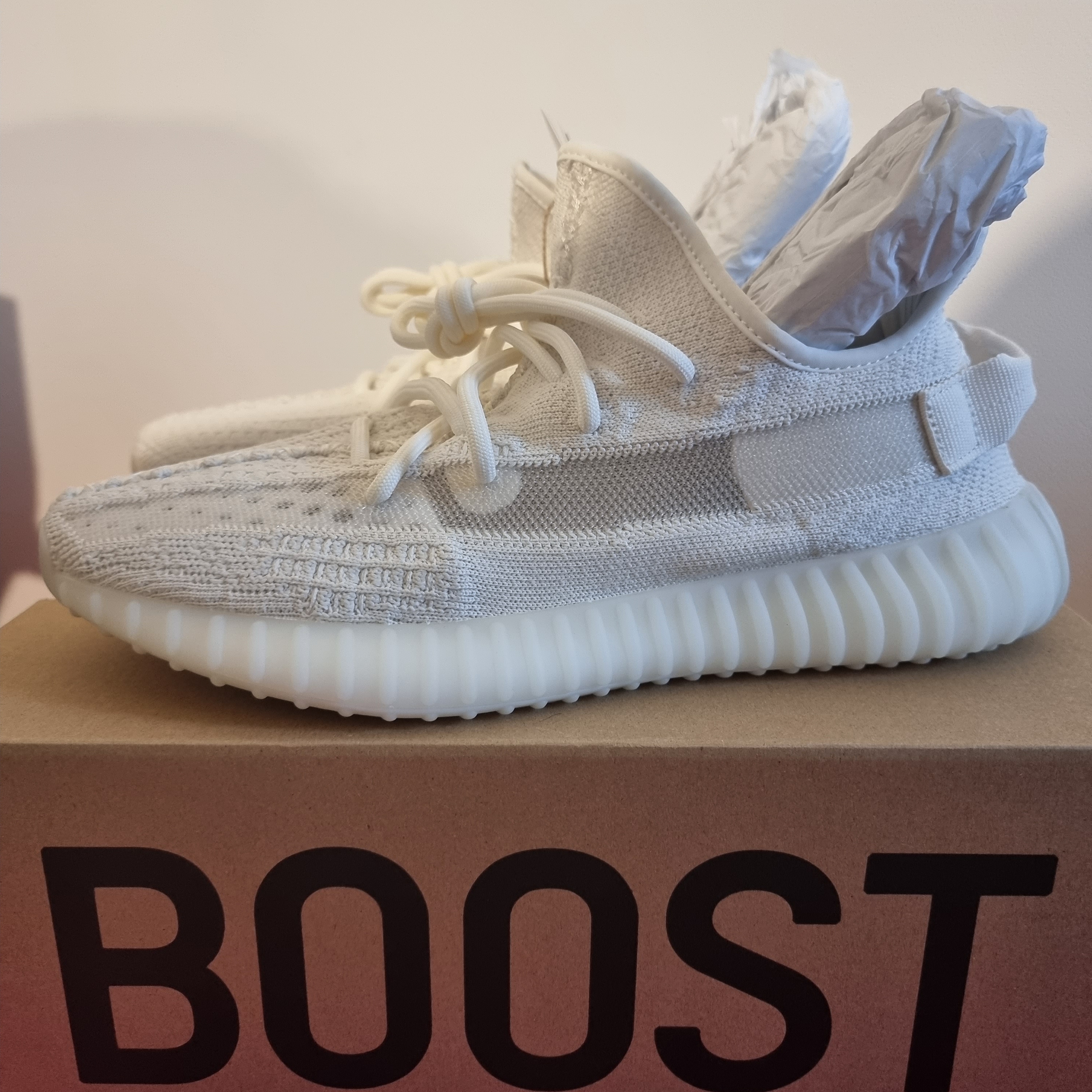 Adidas Yeezy Boost 350 V2 Bone 착용 스타일