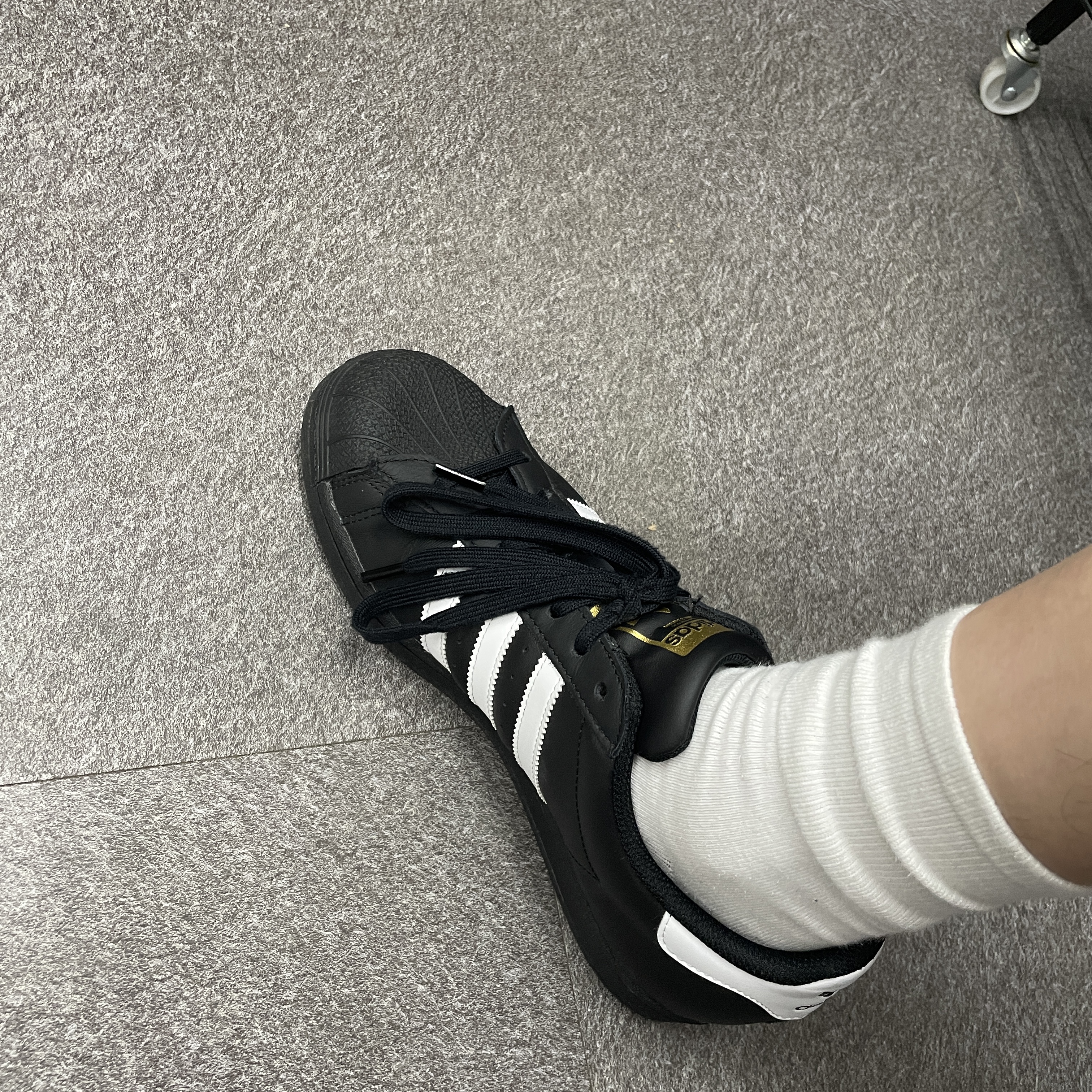 Adidas Superstar Core Black White 착용 스타일