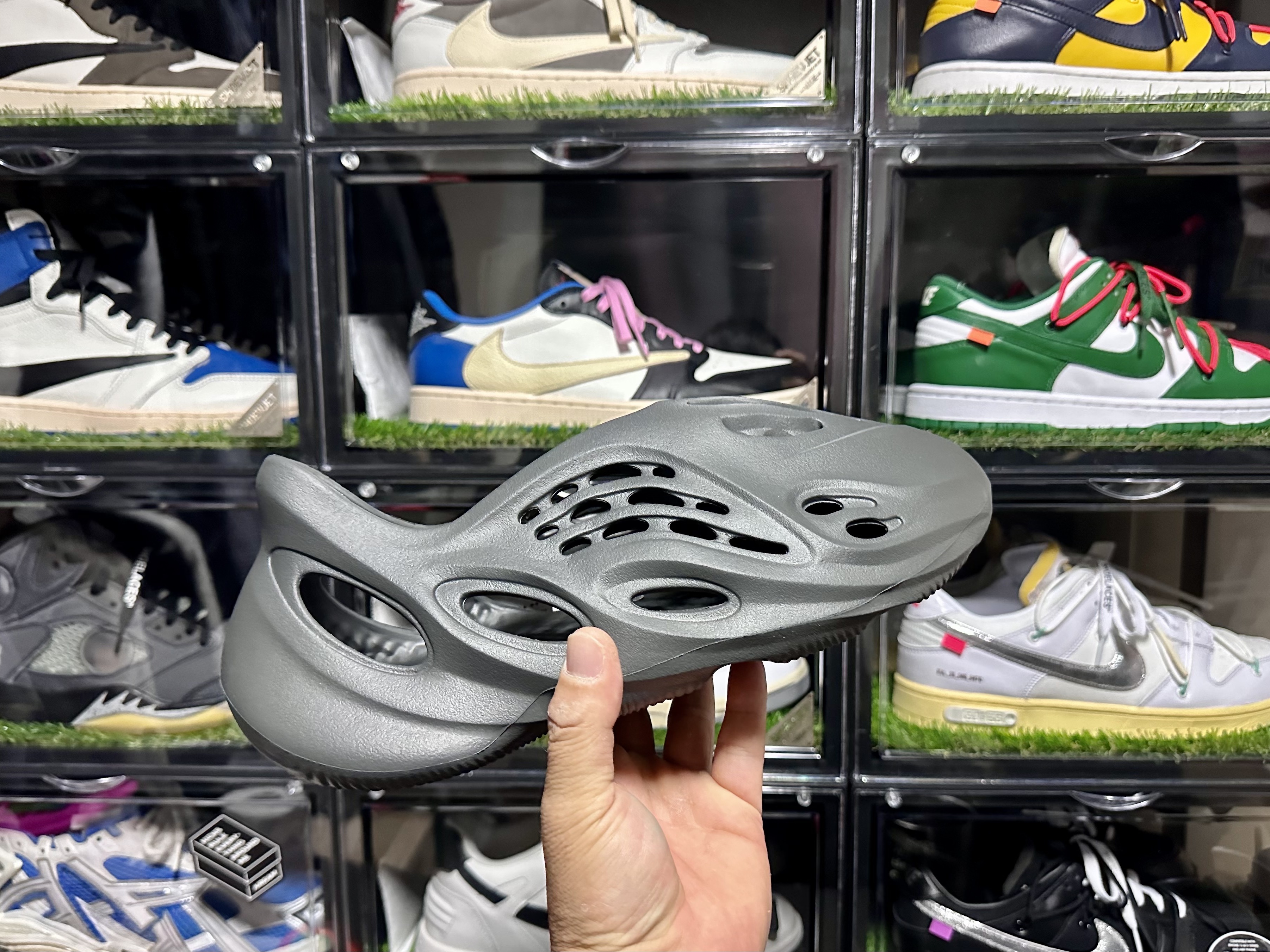 Adidas Yeezy Foam RNNR Carbon 착용 스타일 - 1