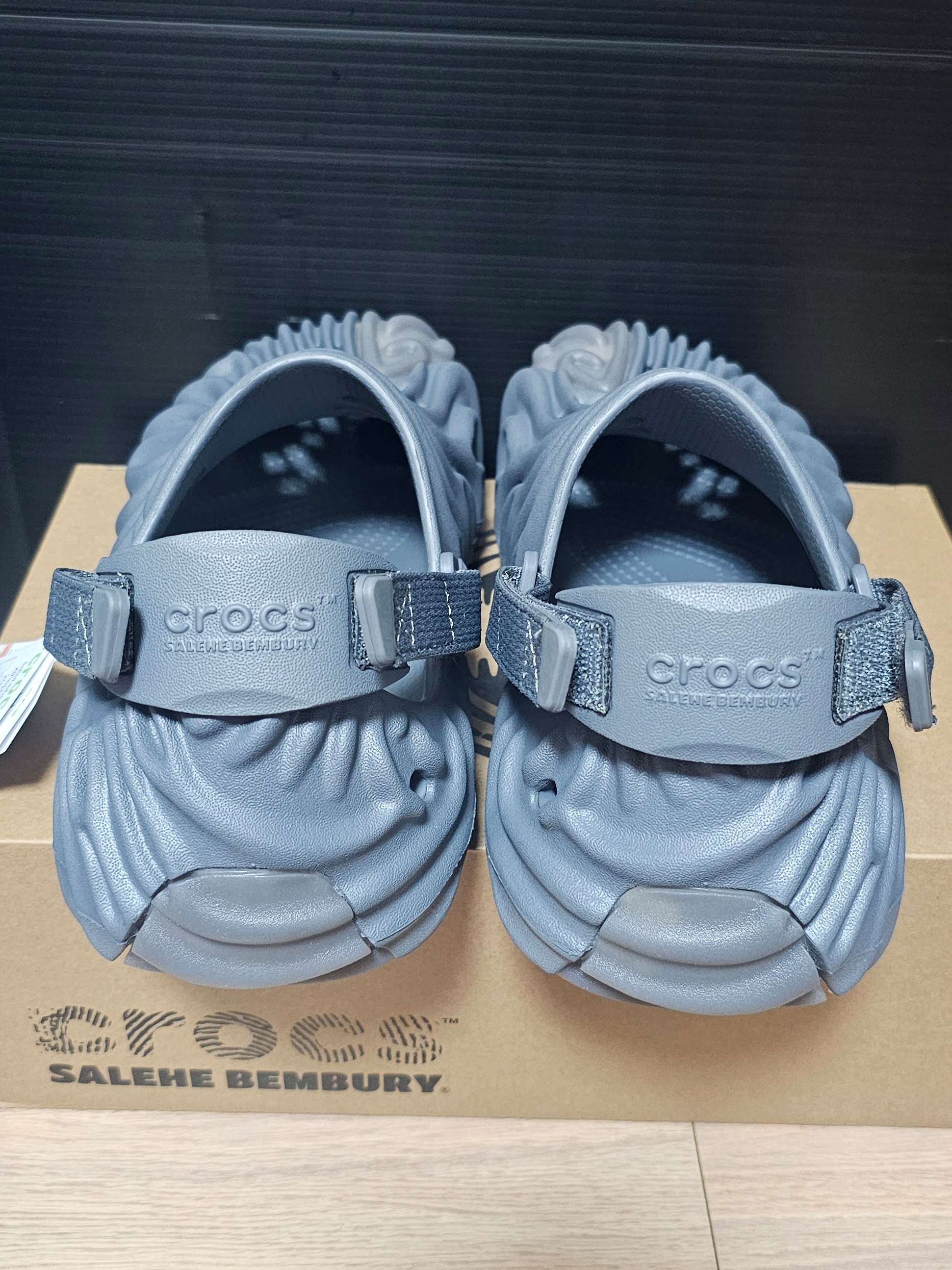 Crocs x Salehe Bembury Pollex Clog Niagara 착용 스타일 - 4