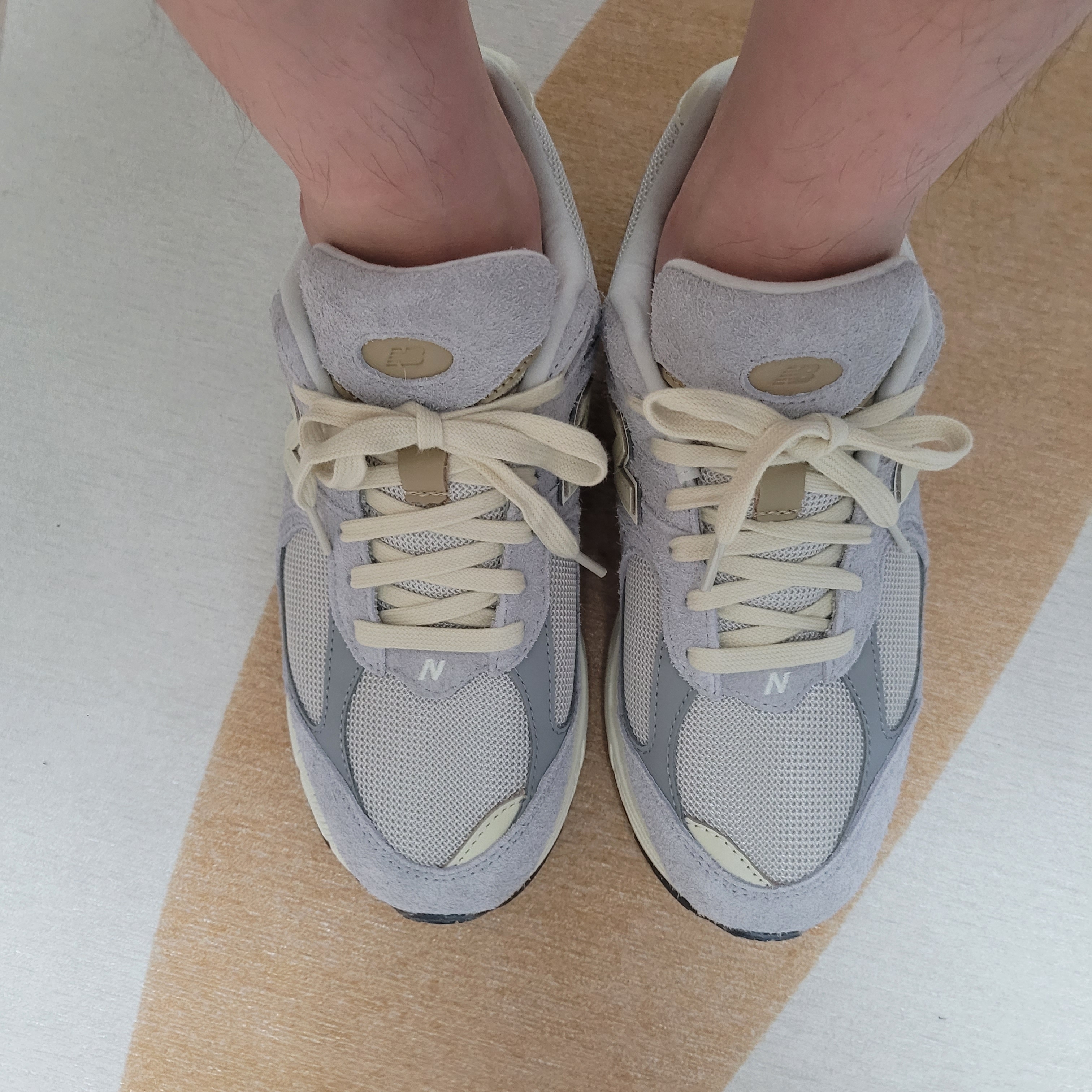 New Balance 2002R Rain Cloud Angora 착용 스타일 - 3