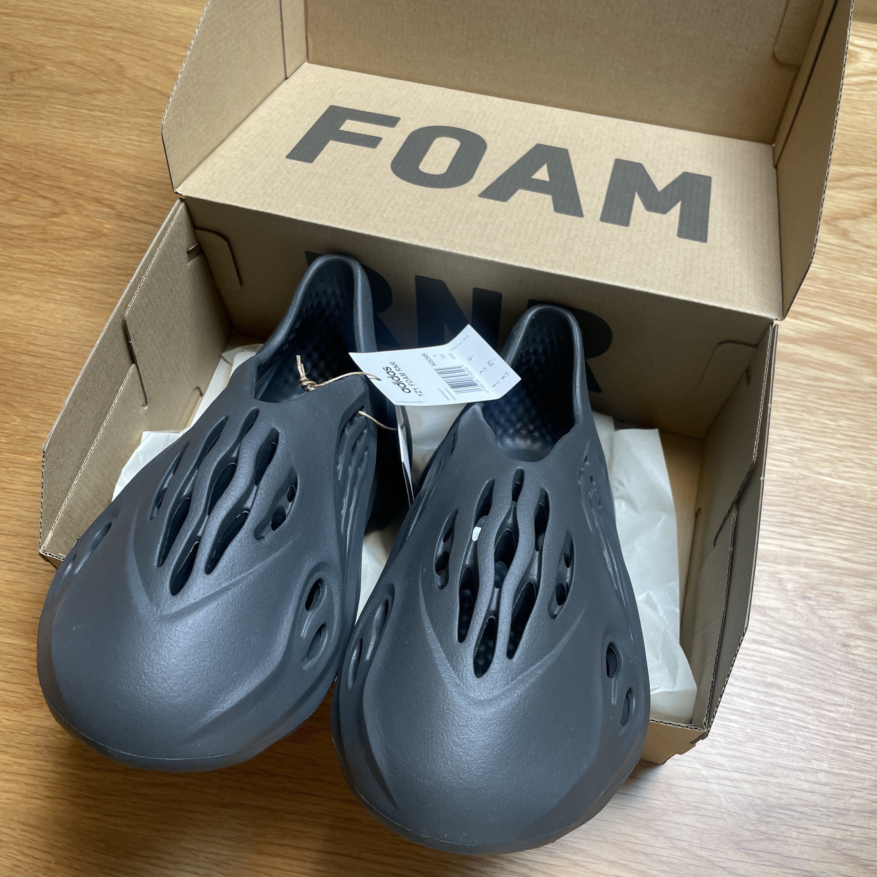 Adidas Yeezy Foam RNNR Carbon 착용 스타일