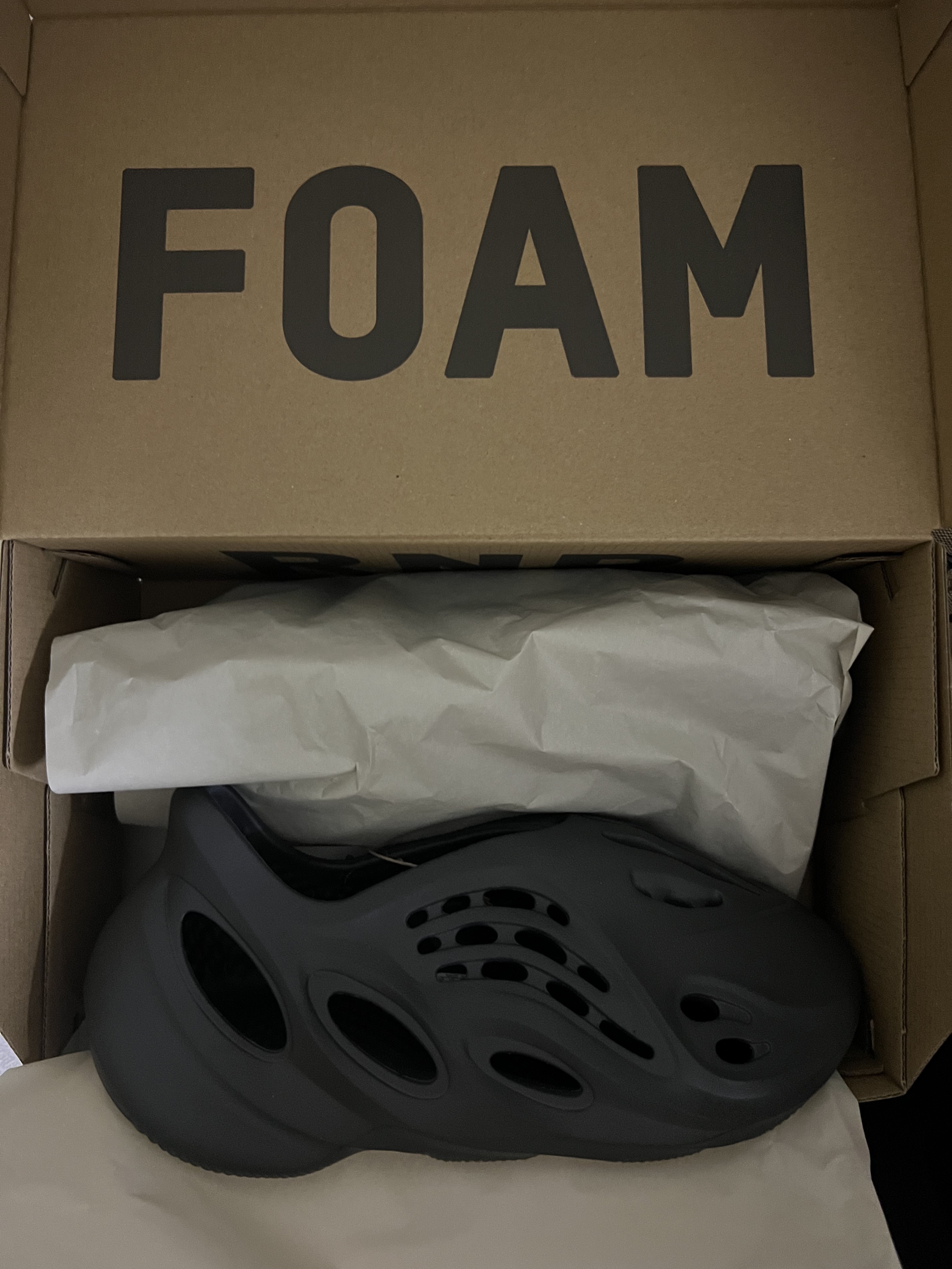 Adidas Yeezy Foam RNNR Carbon 착용 스타일