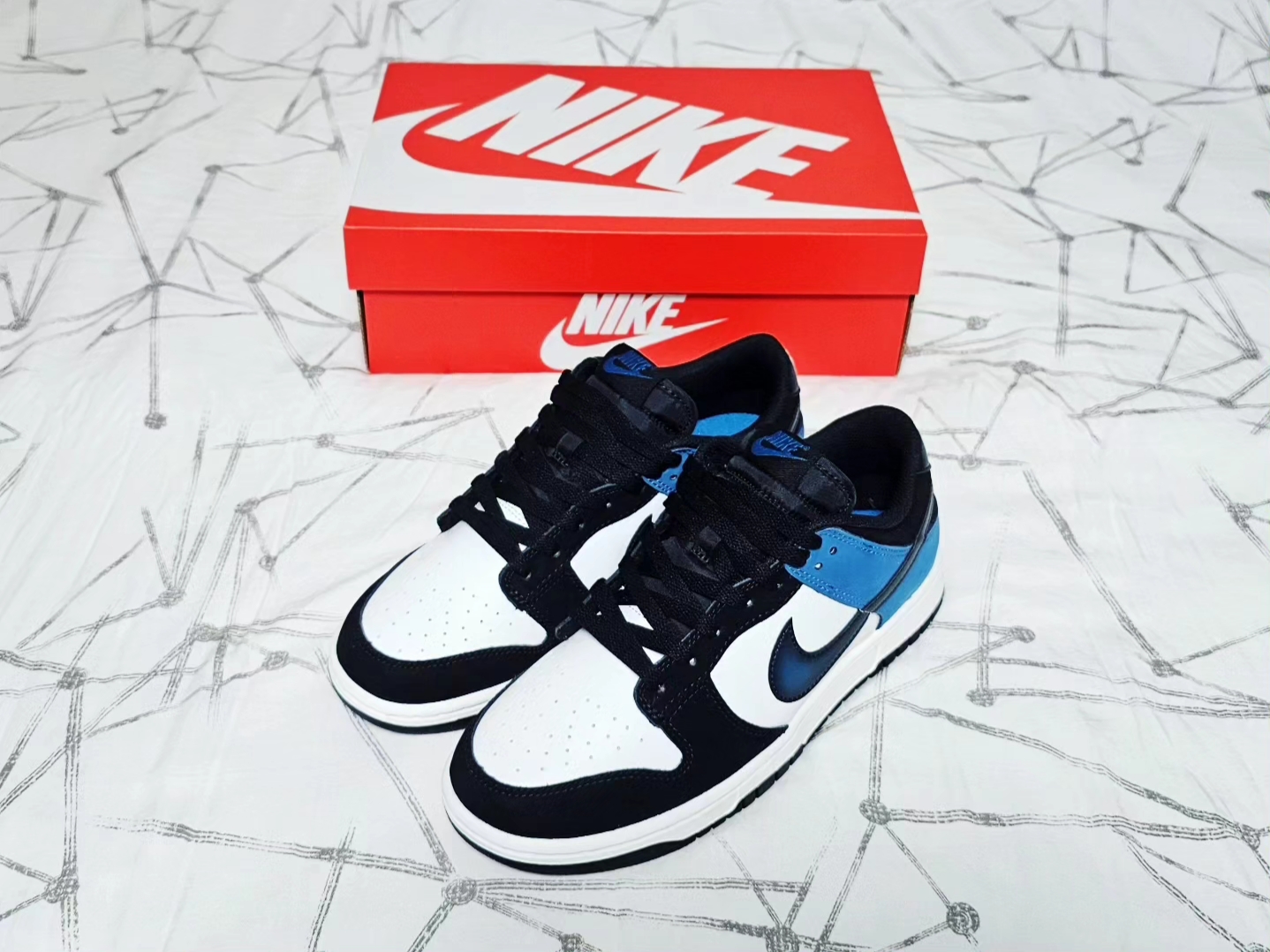 Nike Dunk Low Retro Summit White Industrial Blue 착용 스타일 - 1