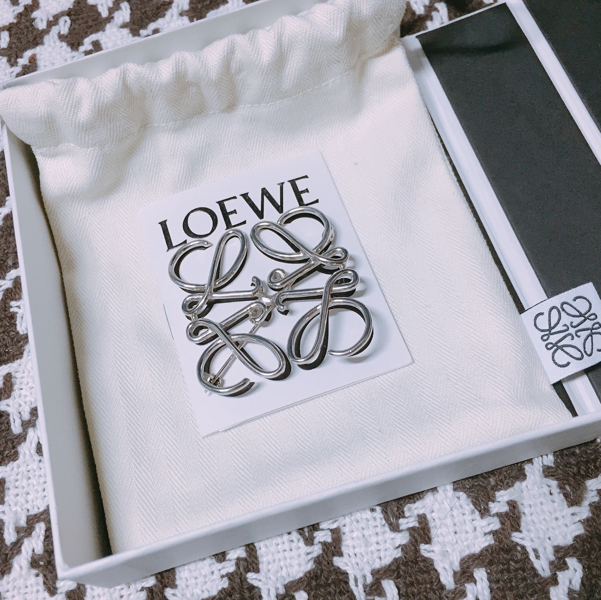 Loewe Anagram Brooch Metal Palladium 착용 스타일