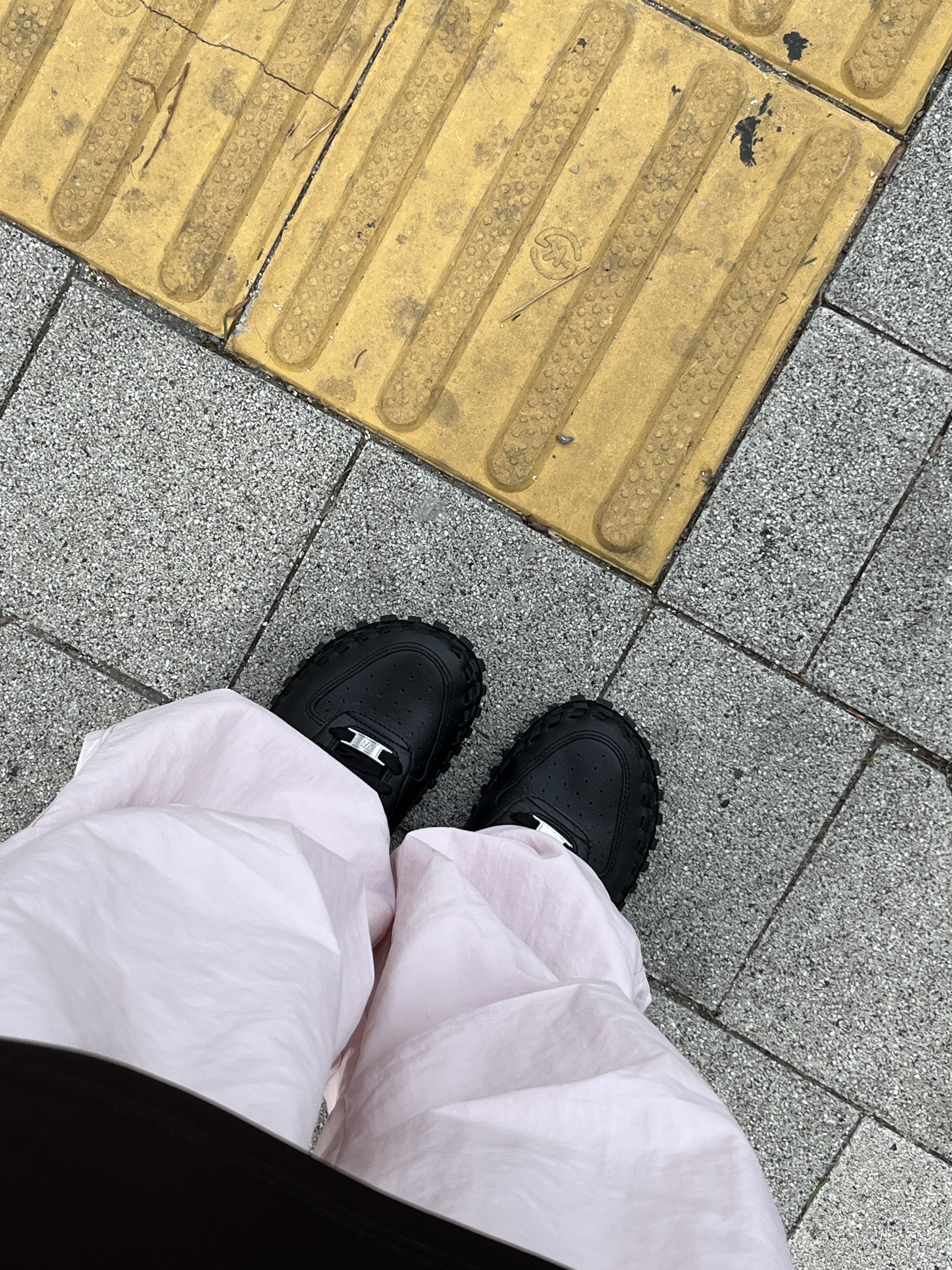 Nike x Jacquemus J Force 1 Low LX SP Black 착용 스타일 - 1