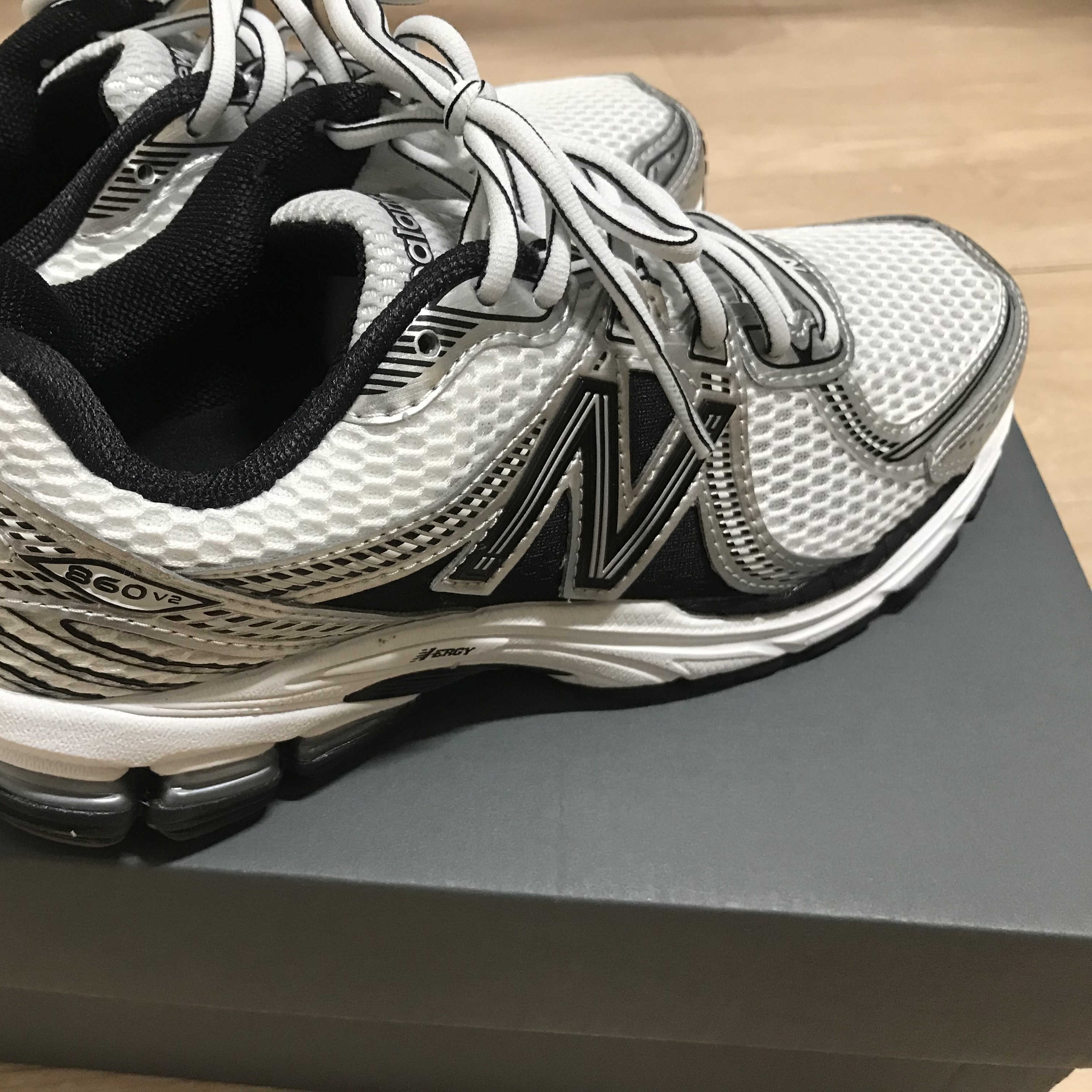 New Balance 860v2 White Black 착용 스타일