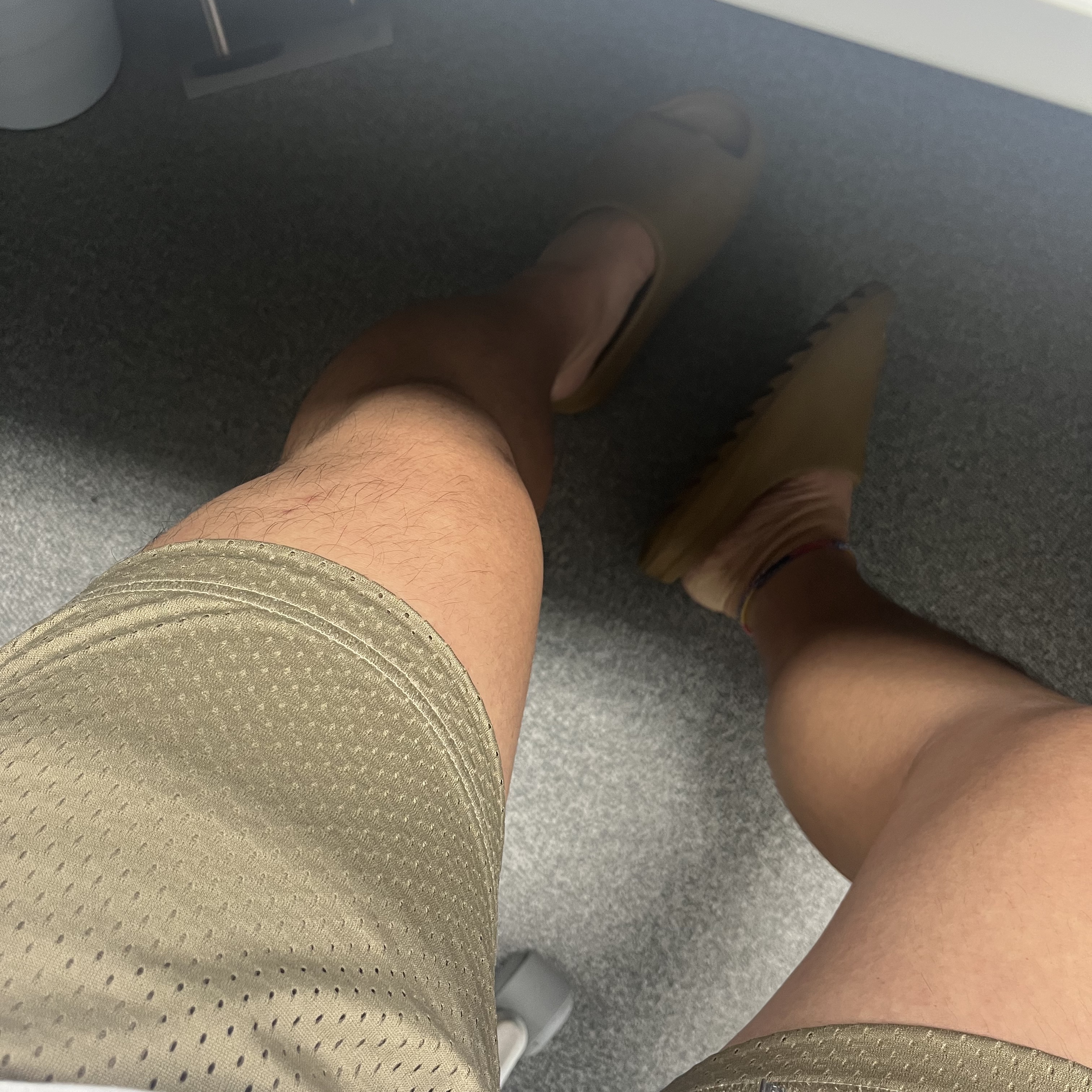 Adidas Yeezy Slide Ochre 착용 스타일