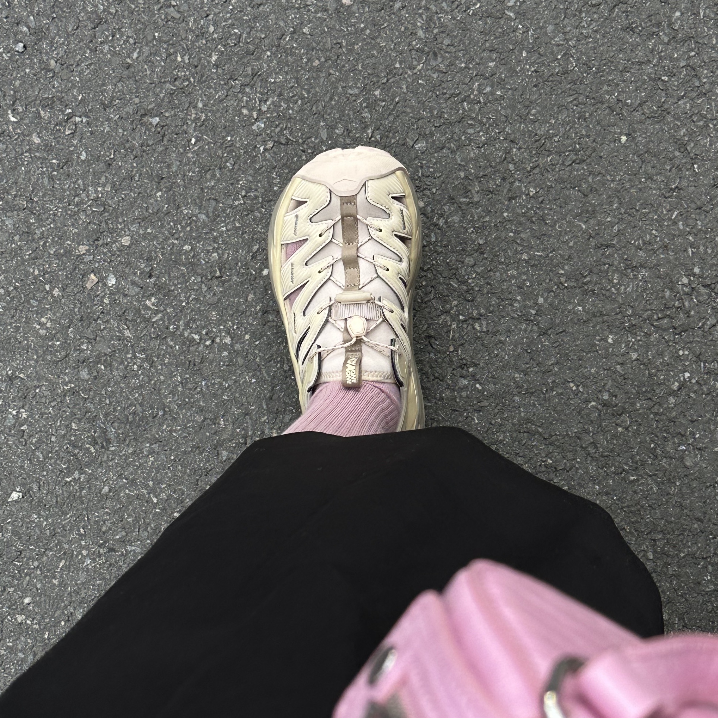 Hoka Hopara Shifting Sand Dune 착용 스타일