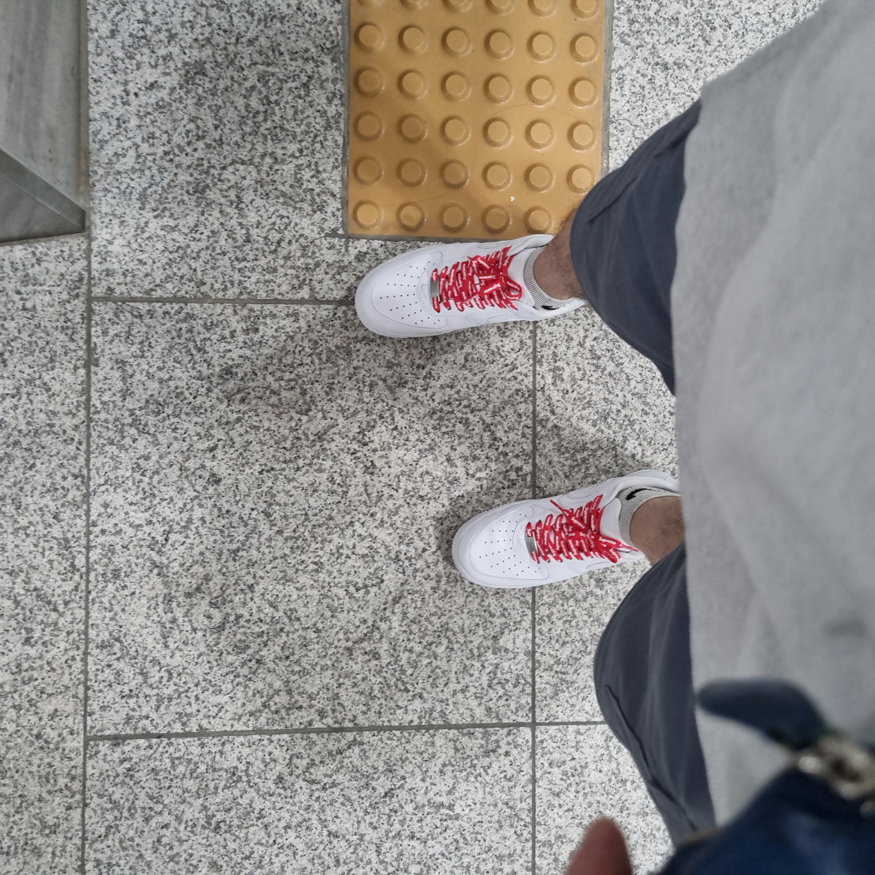 Nike x Supreme Air Force 1 Low White 착용 스타일