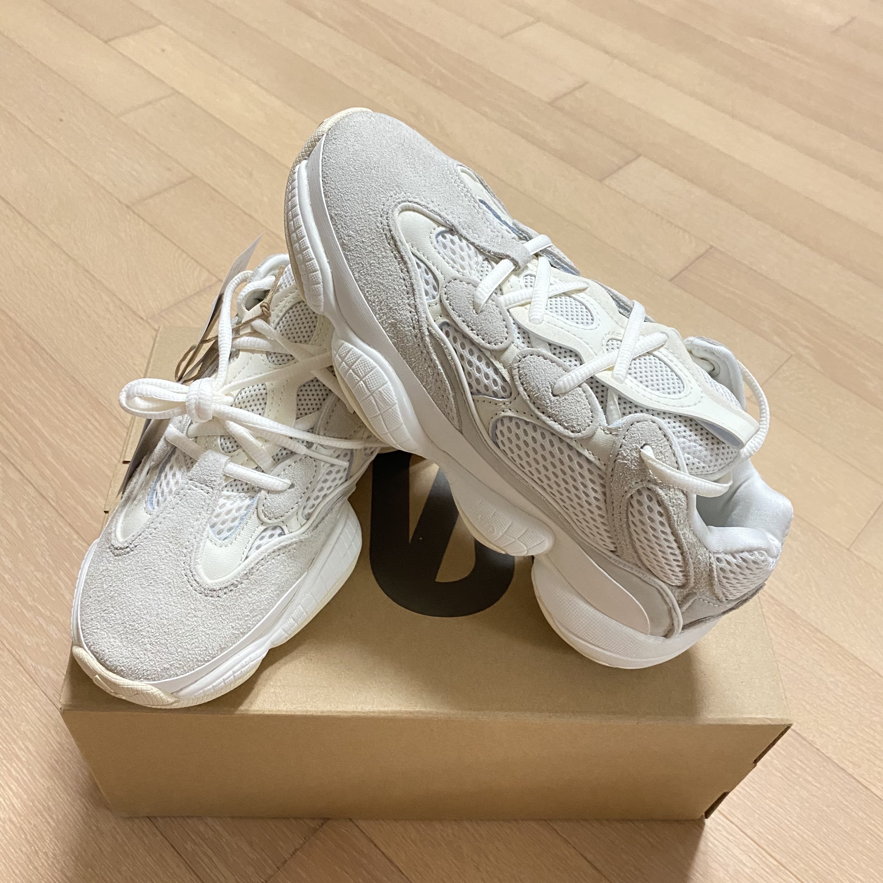Adidas Yeezy 500 Bone White 착용 스타일 - 1