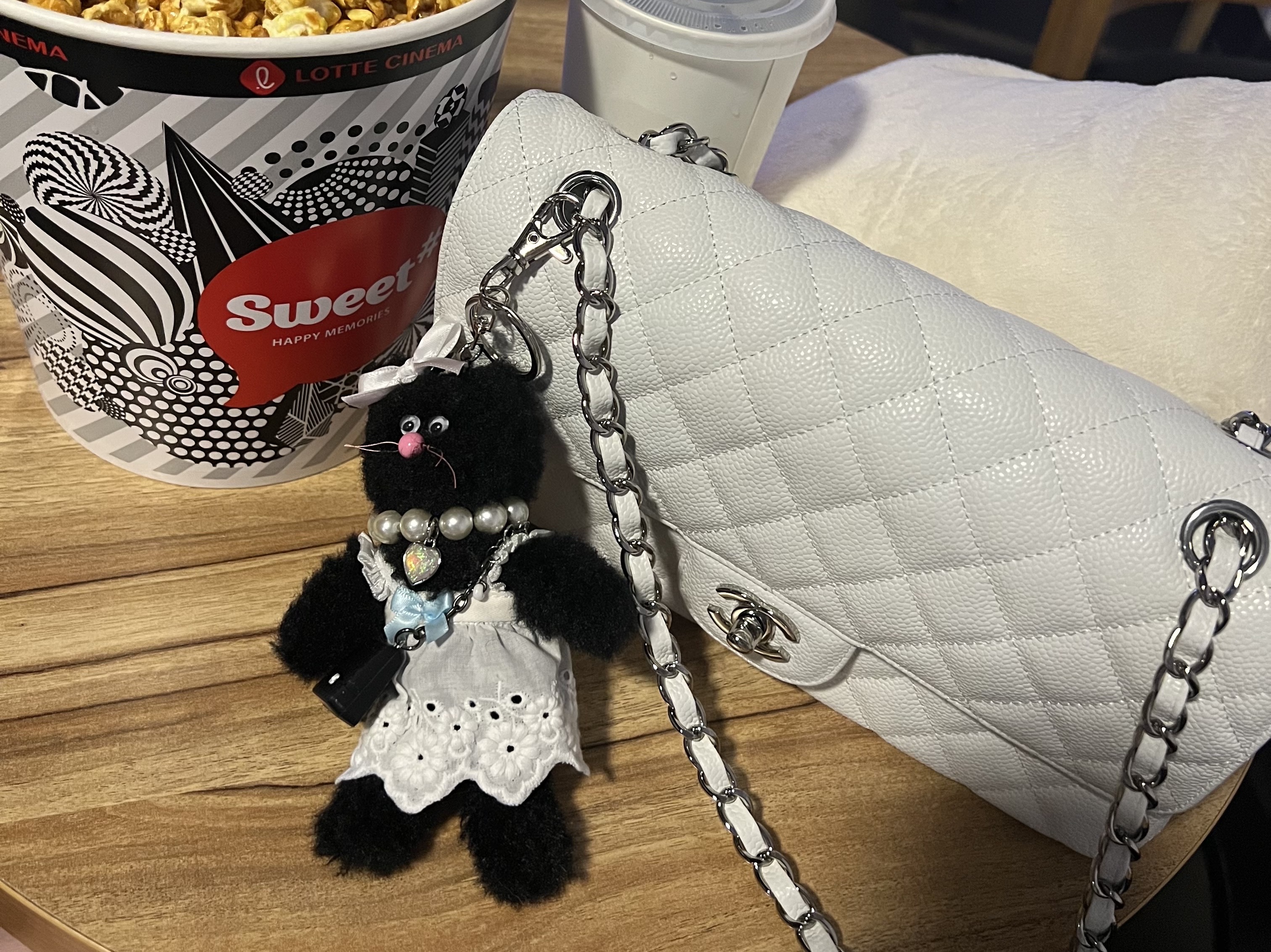 Chanel Medium Classic Handbag Grained Calfskin & Gold White, STU x Monamhee Namhee 착용 스타일 - 2