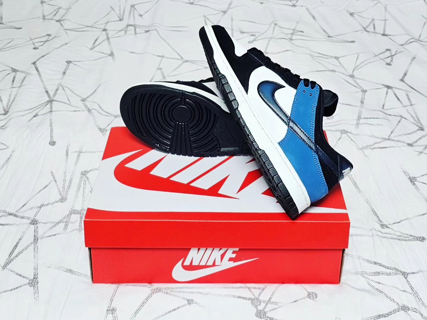 Nike Dunk Low Retro Summit White Industrial Blue 착용 스타일 - 4