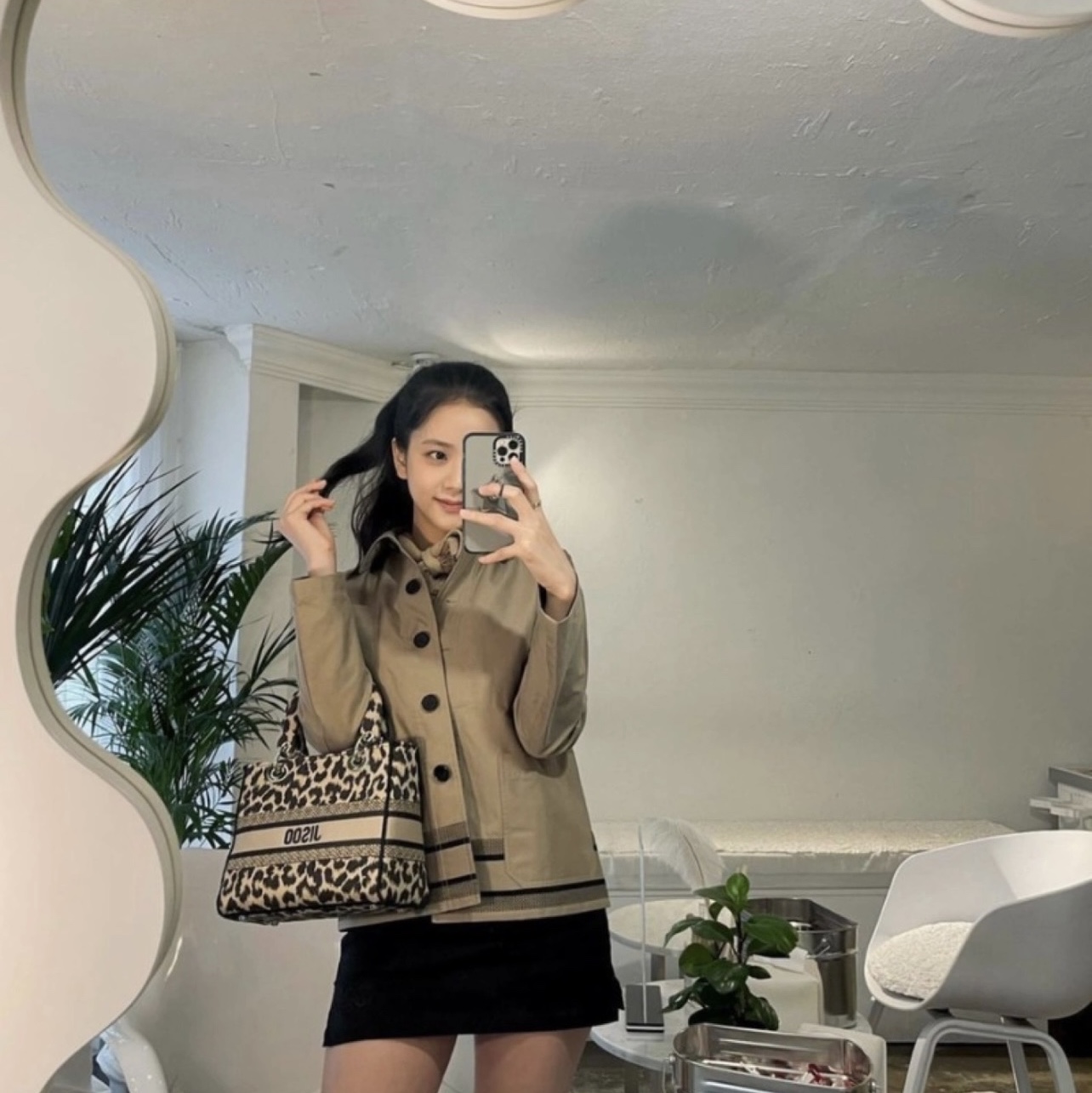 Dior Medium Dior Book Tote Beige Multicolor Mizza Embroidery 착용 스타일 - 5