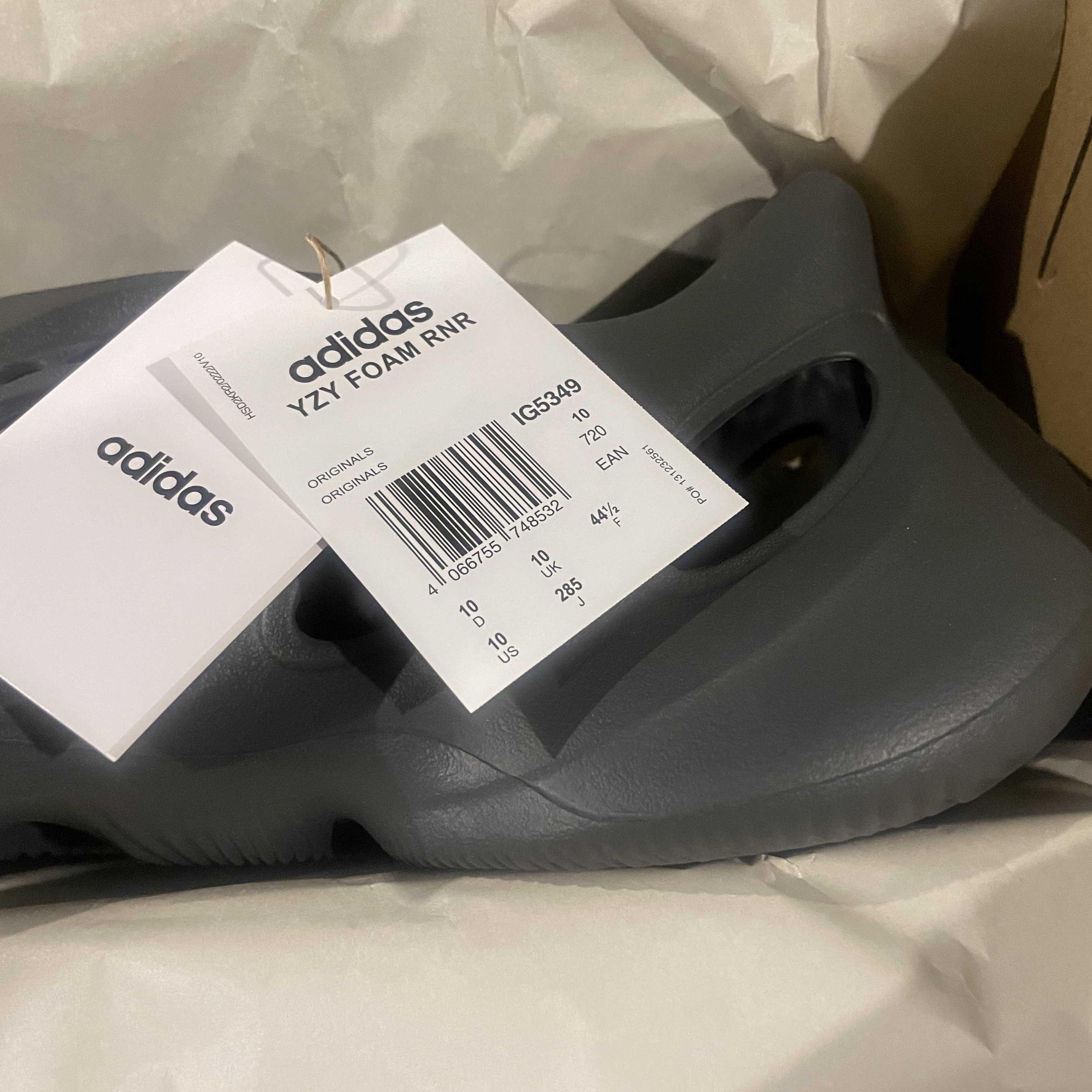Adidas Yeezy Foam RNNR Carbon 착용 스타일